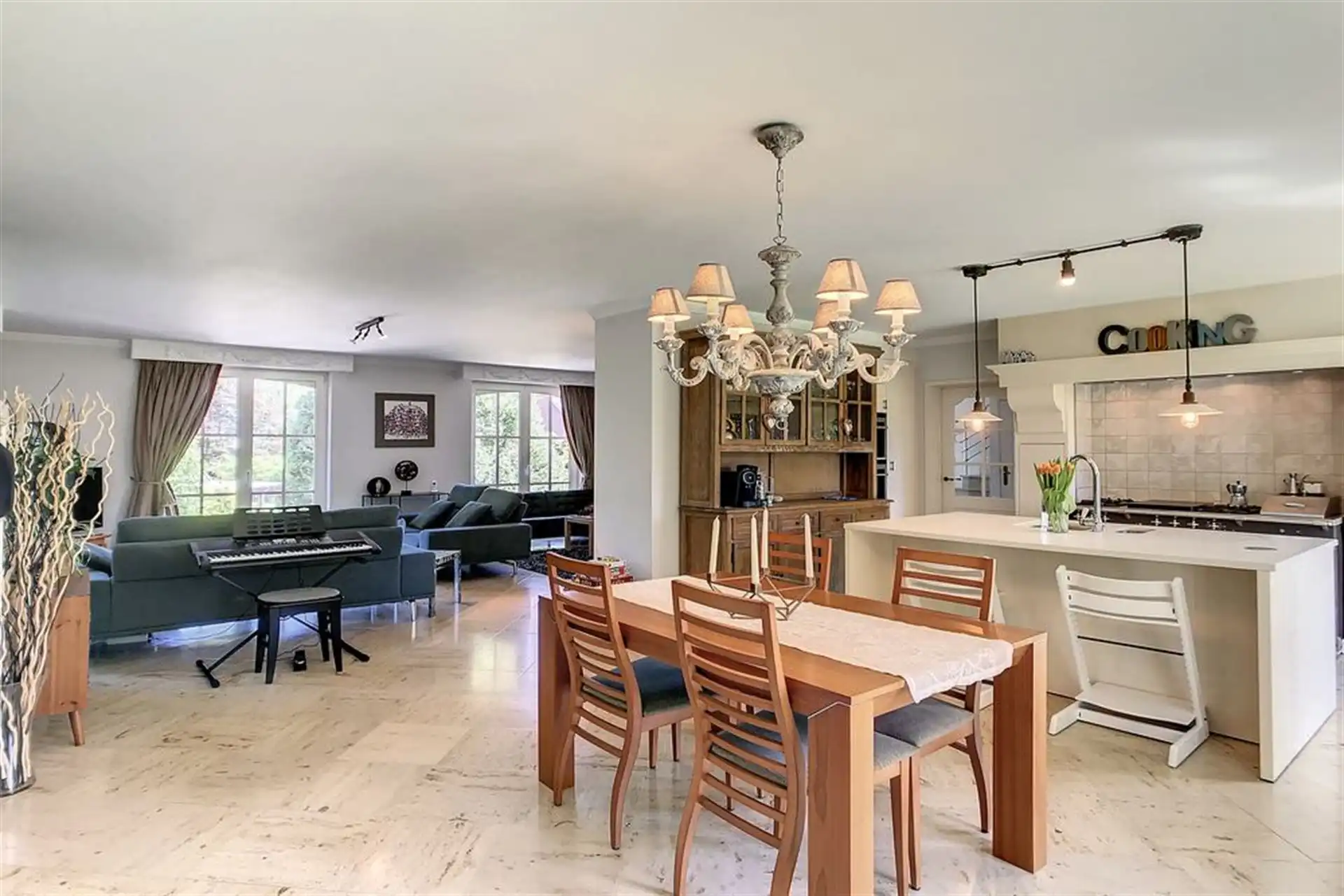 Charmante villa in residentiële omgeving met prachtig aangelegde tuin foto 6