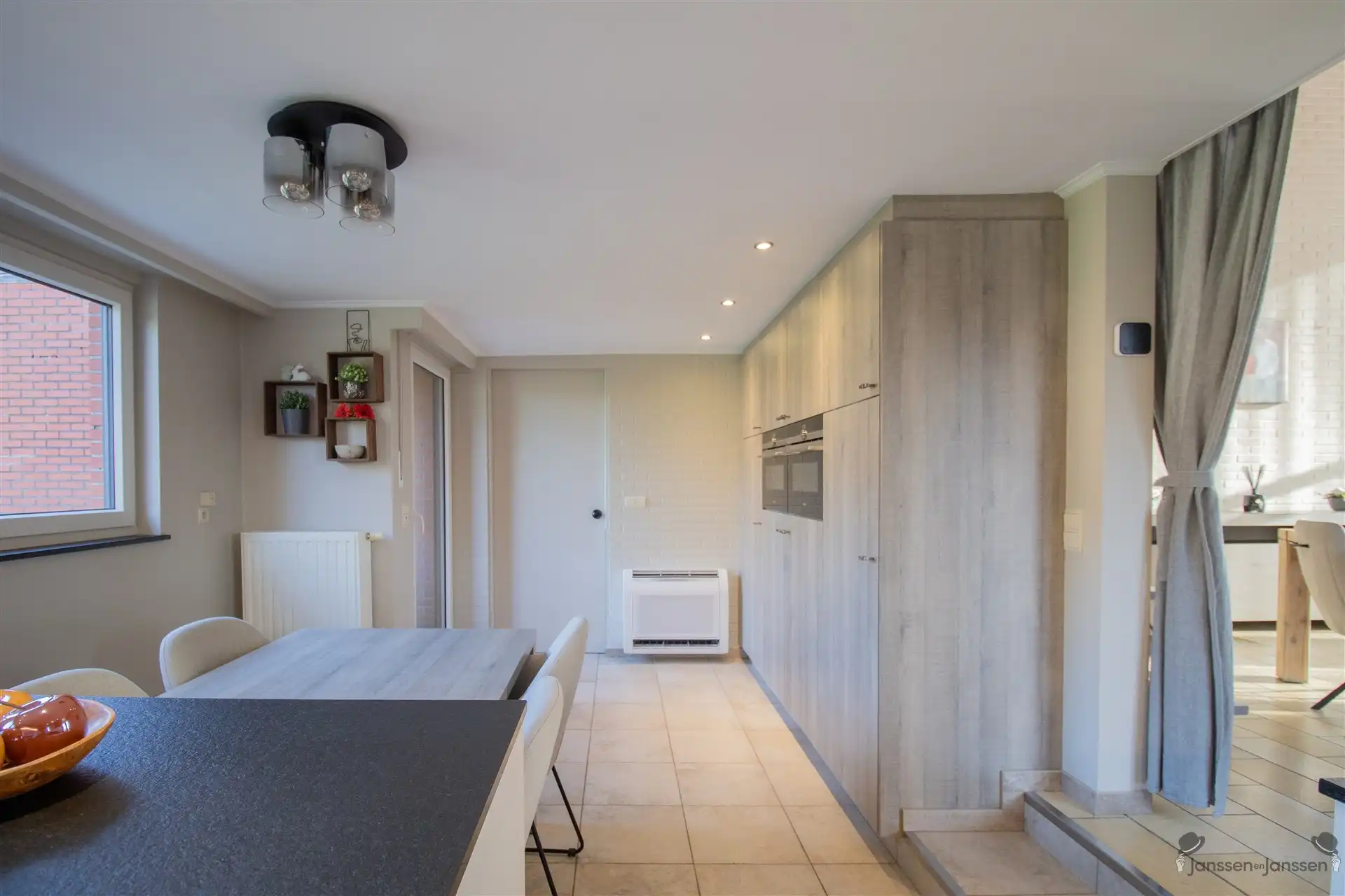 Rustig gelegen gerenoveerde (2022) gelijkvloerse woning met 4 slaapkamers op 970 m². foto 8