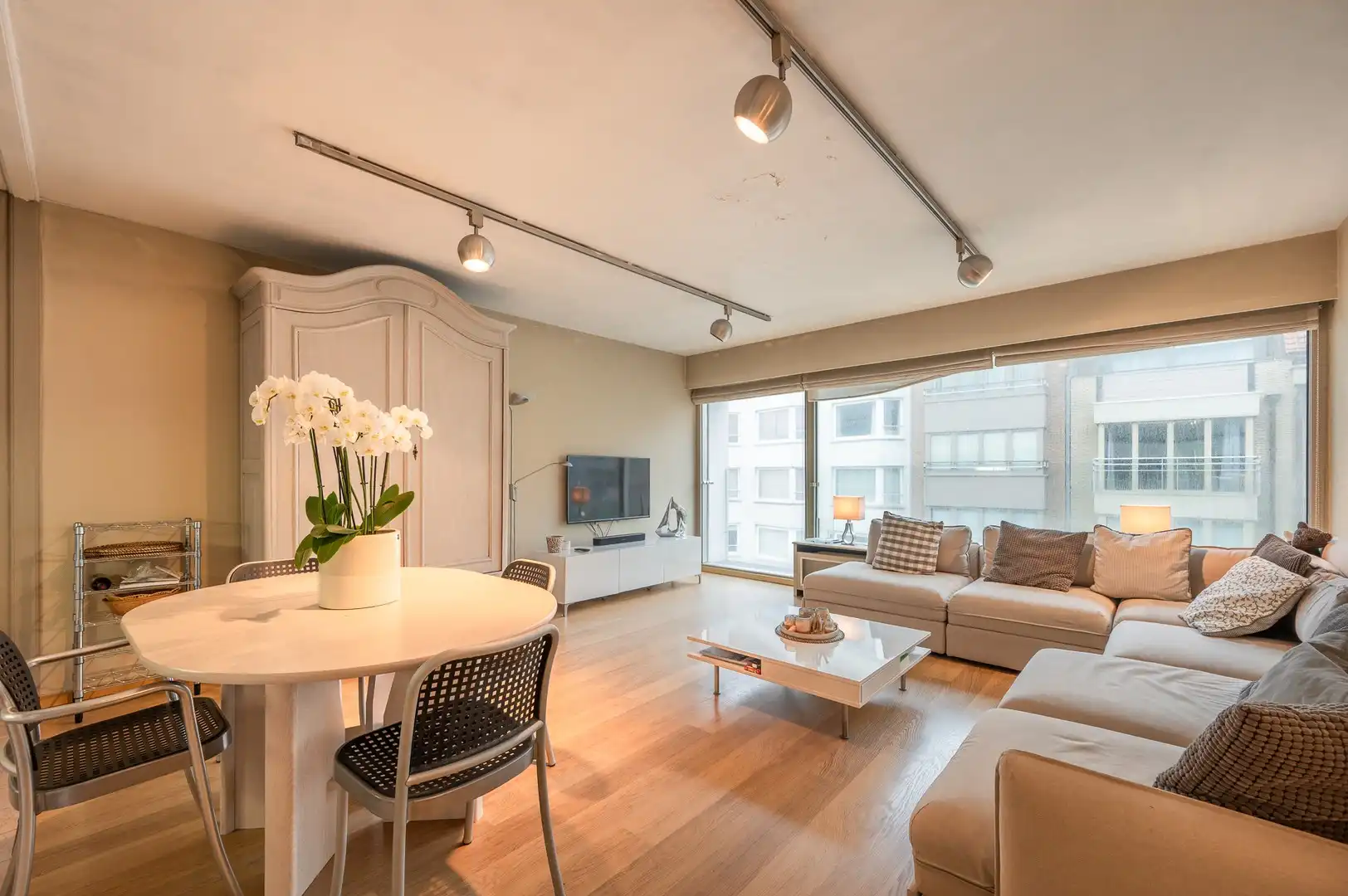 Appartement met zijdelings zeezicht gelegen vlakbij de winkels in de Kustlaan en de Zeedijk. foto 8