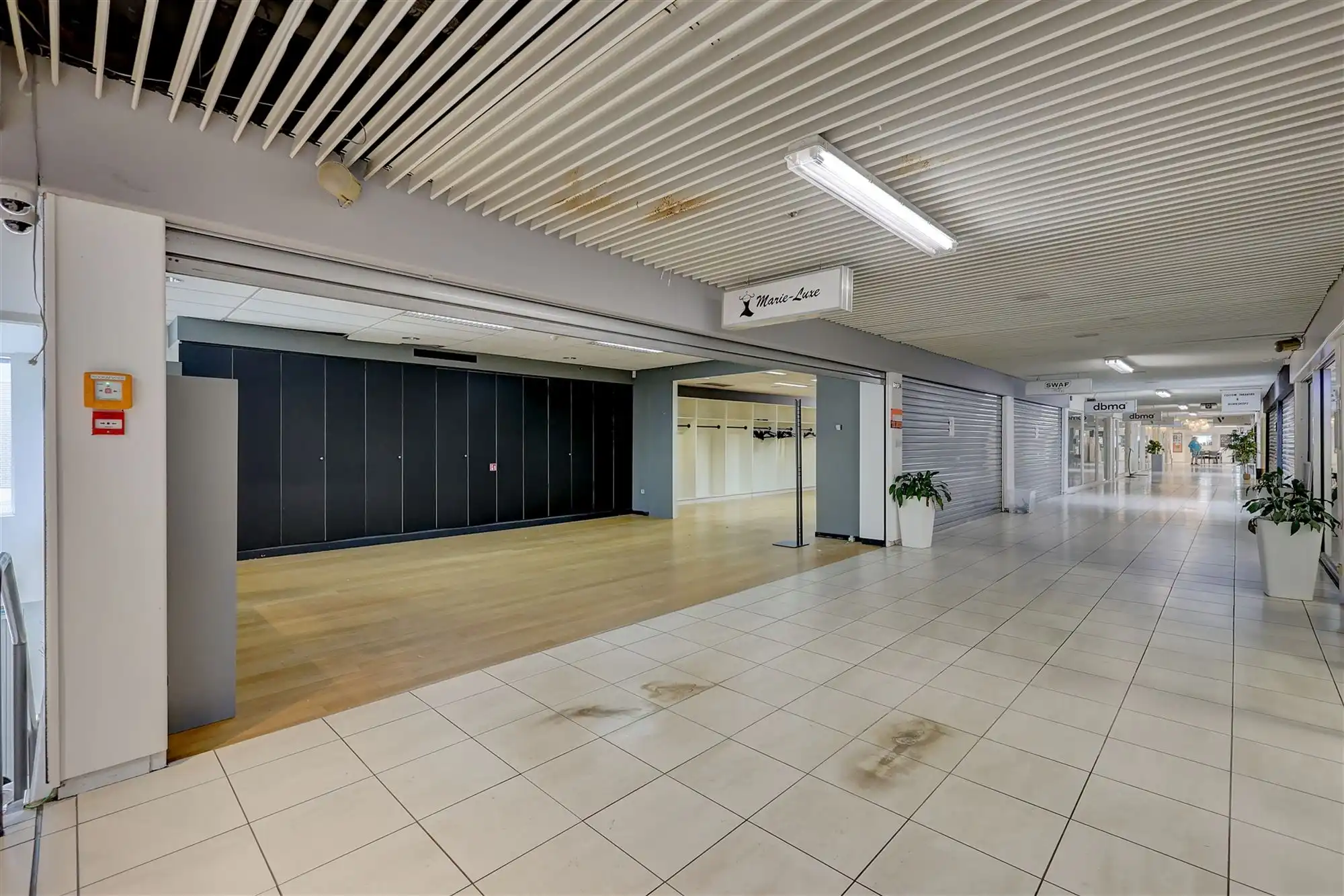 Ruim handelspand op een commerciële locatie op de Bist in Wilrijk foto {{pictureIndex}}