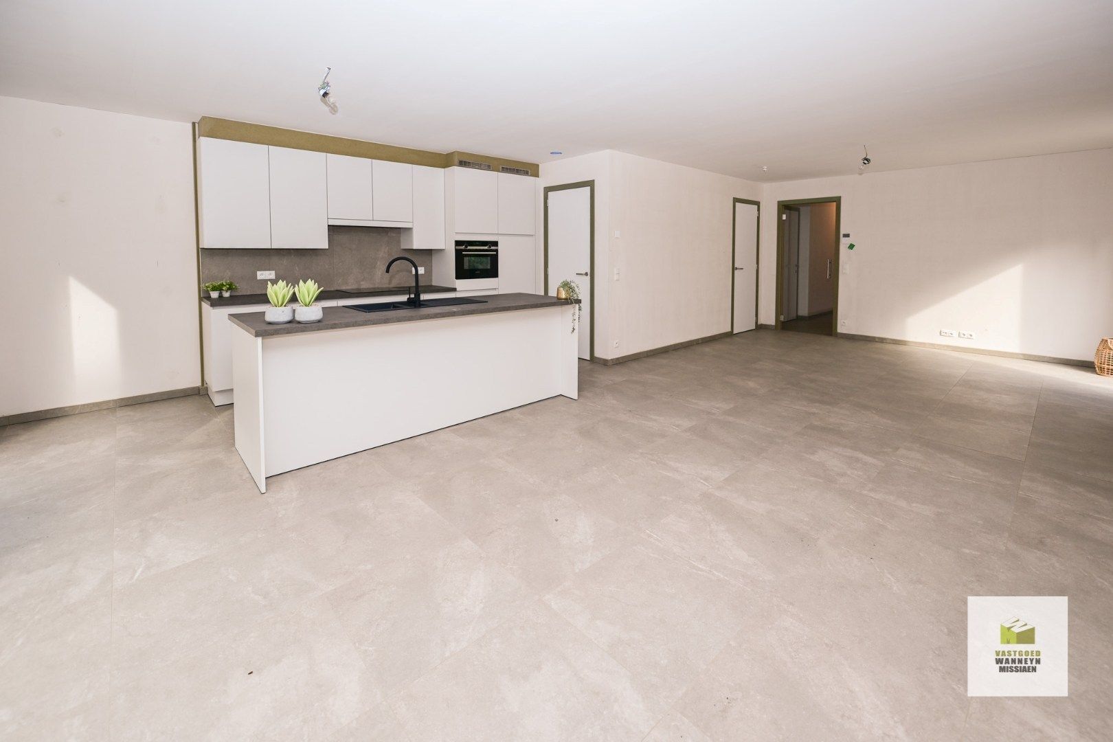  Ruime gelijkvloers appartement met 2slpk en zuidgerichte tuin foto {{pictureIndex}}