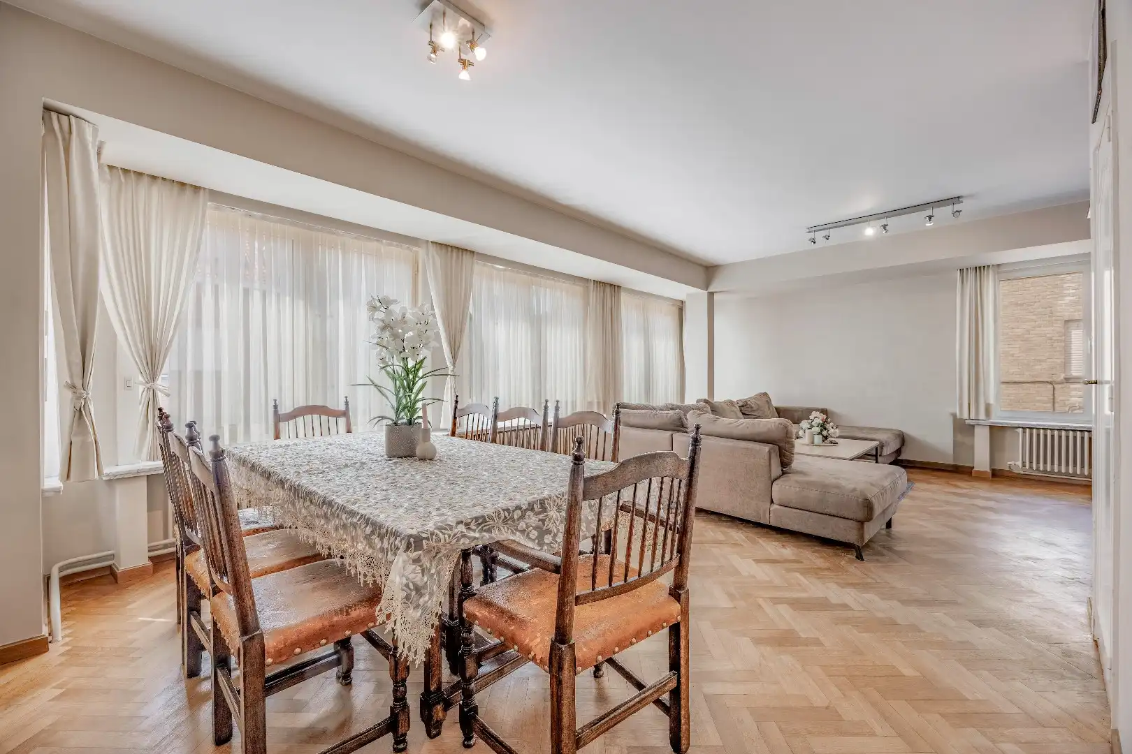 Instapklare, lichtrijke bel-etage woning met ruime garage en terras op centrale ligging foto 3