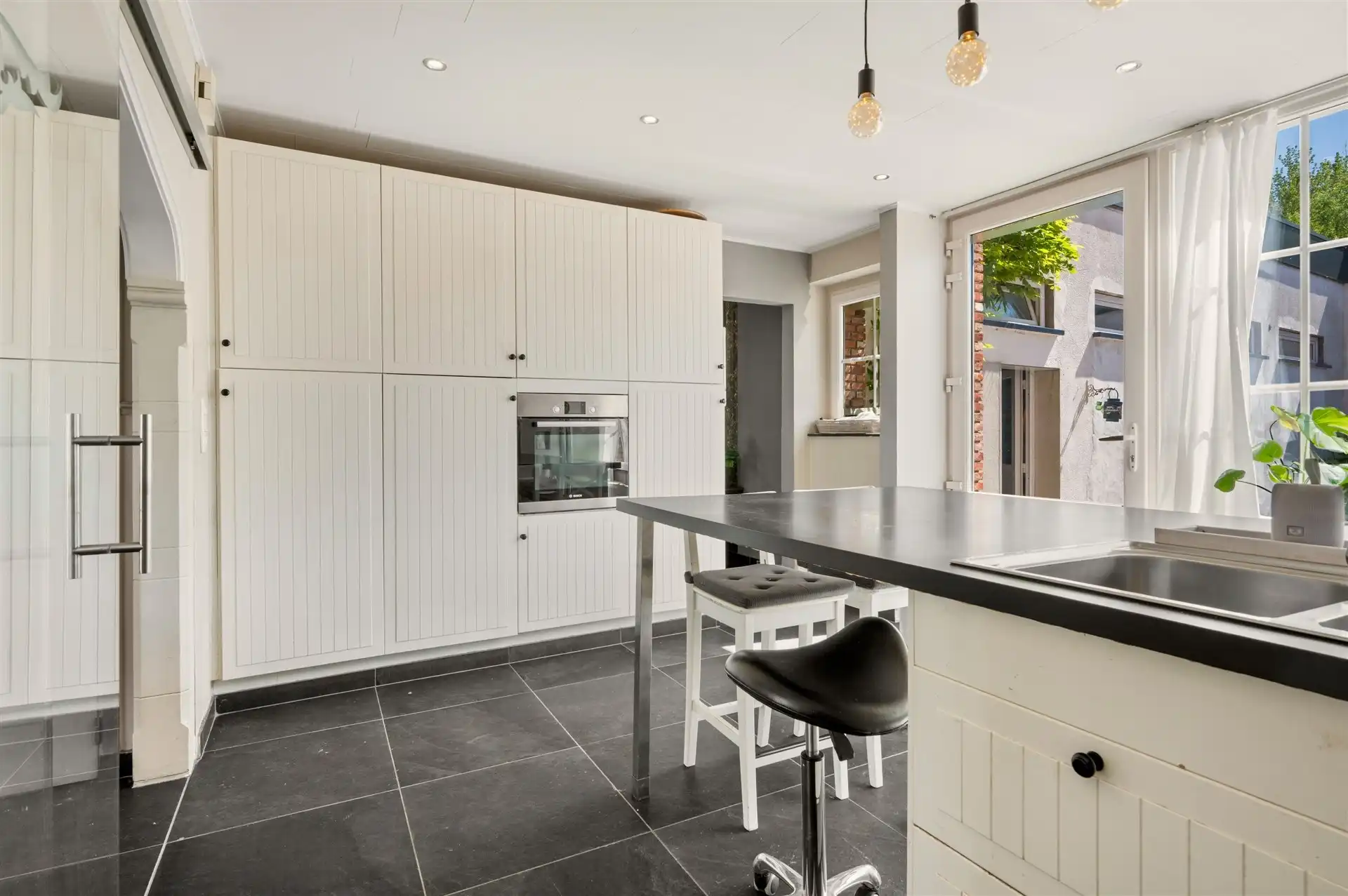 Ruime woning met multifunctioneel bijgebouw en grote tuin foto 11