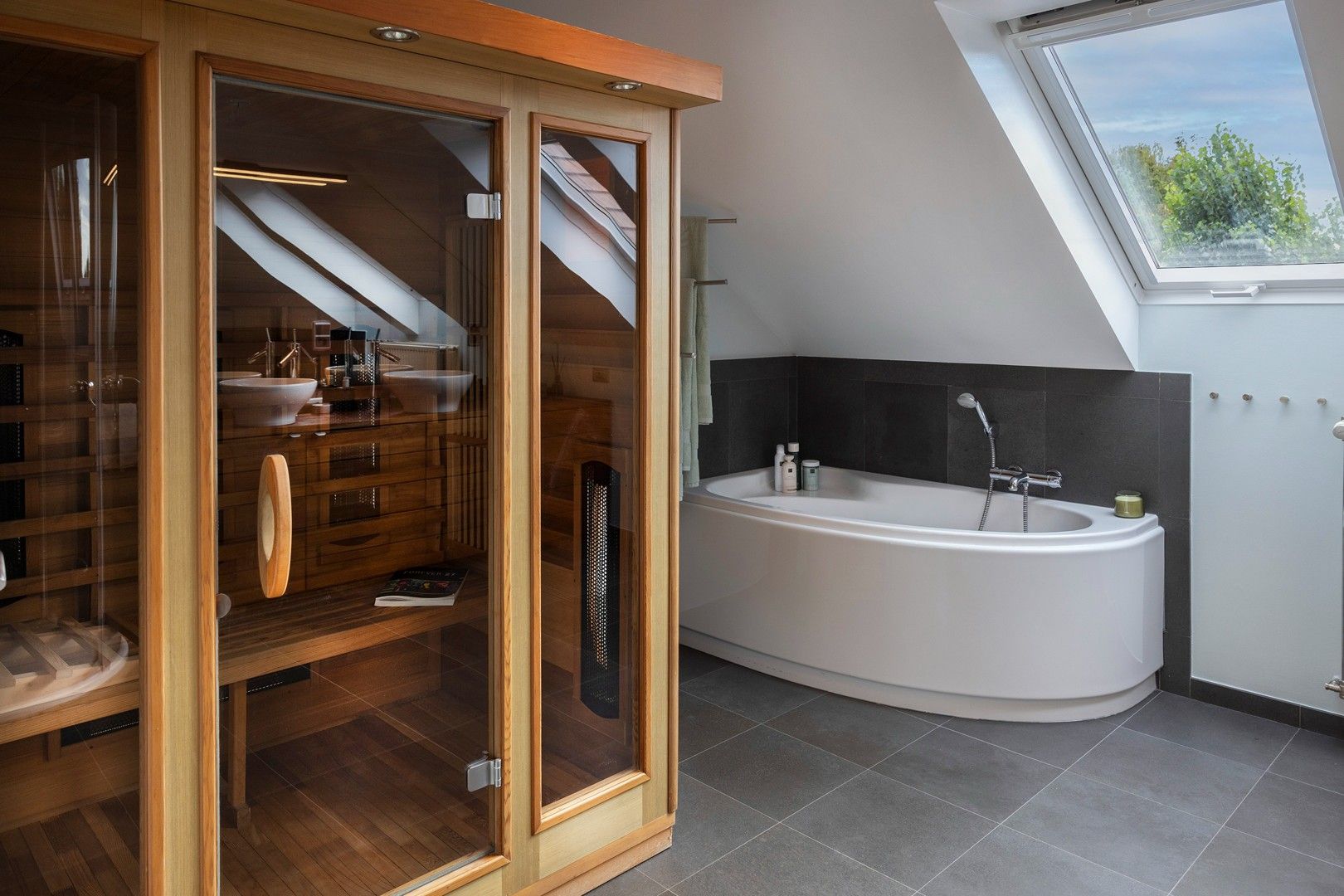 Alleenstaande woning met mogelijke praktijkruimte. foto 17