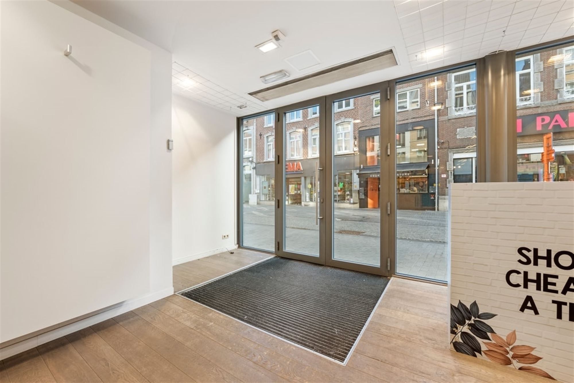 HANDELSRUIMTE TE HUUR MIDDEN IN HET STADSCENTRUM VAN SINT-TRUIDEN  foto 5