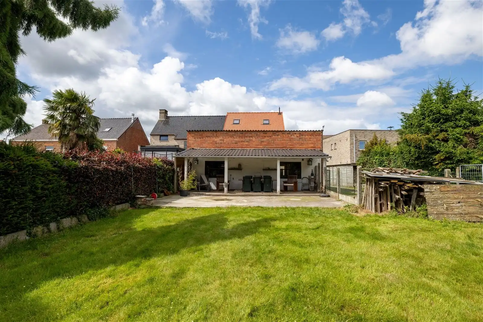 Rustig gelegen 3-gevelwoning met garage en tuin op 6are05 foto 2