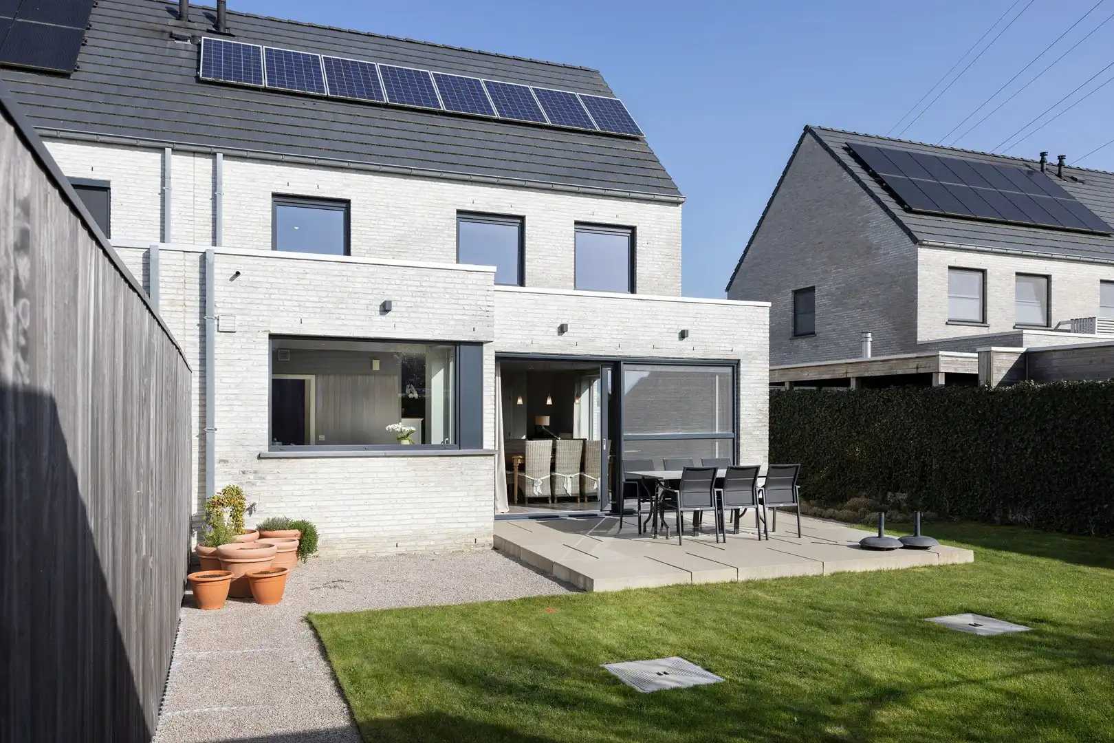 Jonge halfopenwoning met inpandige garage en aangename tuin. foto 8