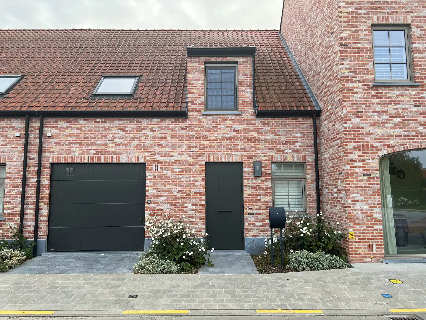 Gezellige nieuwbouwwoning met zonnige tuin en garage foto {{pictureIndex}}