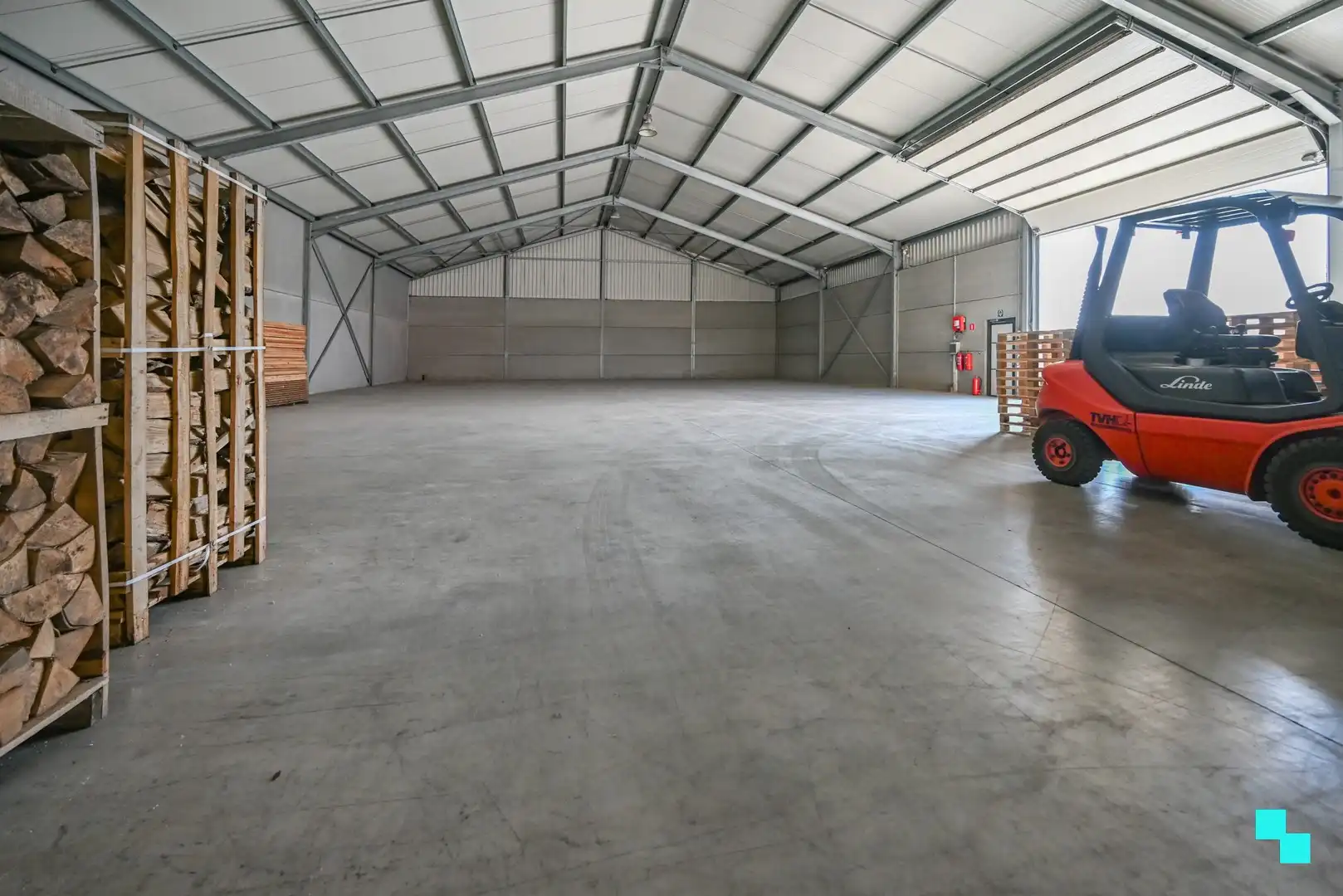 Loods van ca. 720 m² te Roeselare (Oekene), grens Izegem foto 4