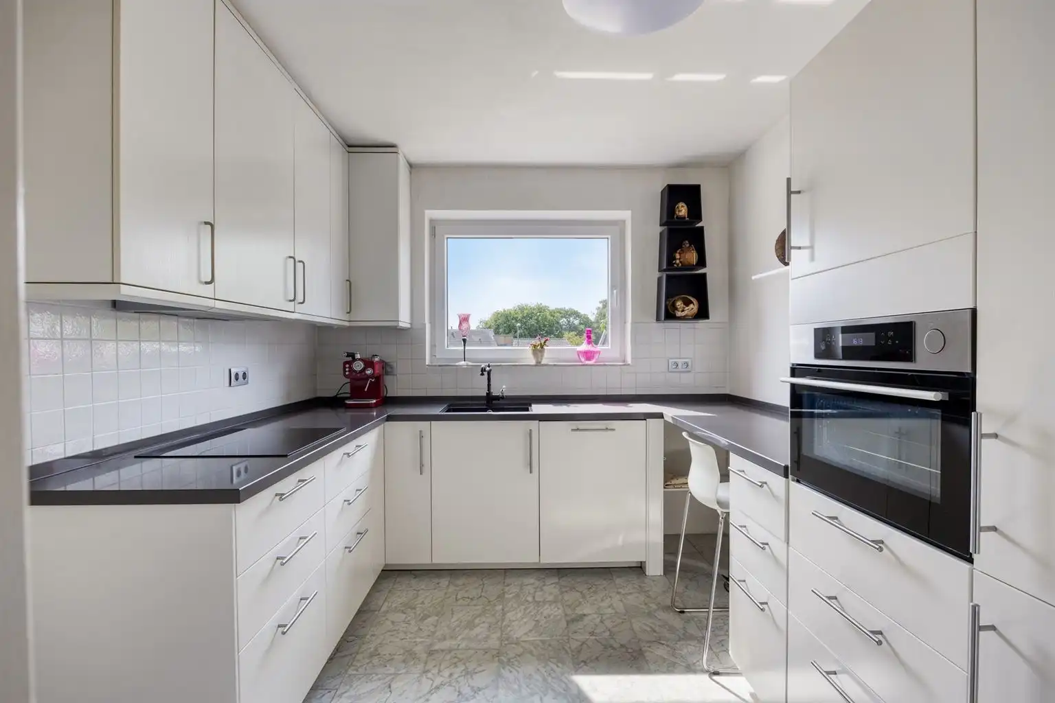 Ruim, gerenoveerd 2-slaapkamer appartement met terras, garagebox en aparte berging, gelegen vlak bij het centrum van Maaseik. foto 8