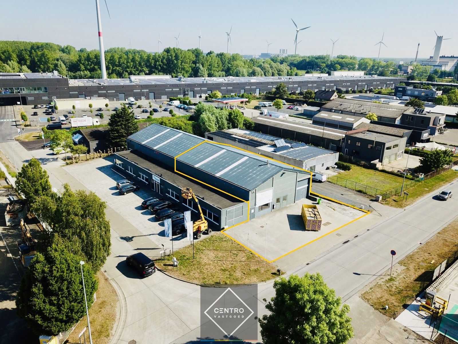 Zichtlocatie (naast B-Park): Verwarmd en goed geïsoleerd (nieuw geïsoleerd zadeldak) MAGAZIJN met geïntegreerde BURELEN en ruime PRIVATE parkeergelegenheid voor de deur. foto {{pictureIndex}}