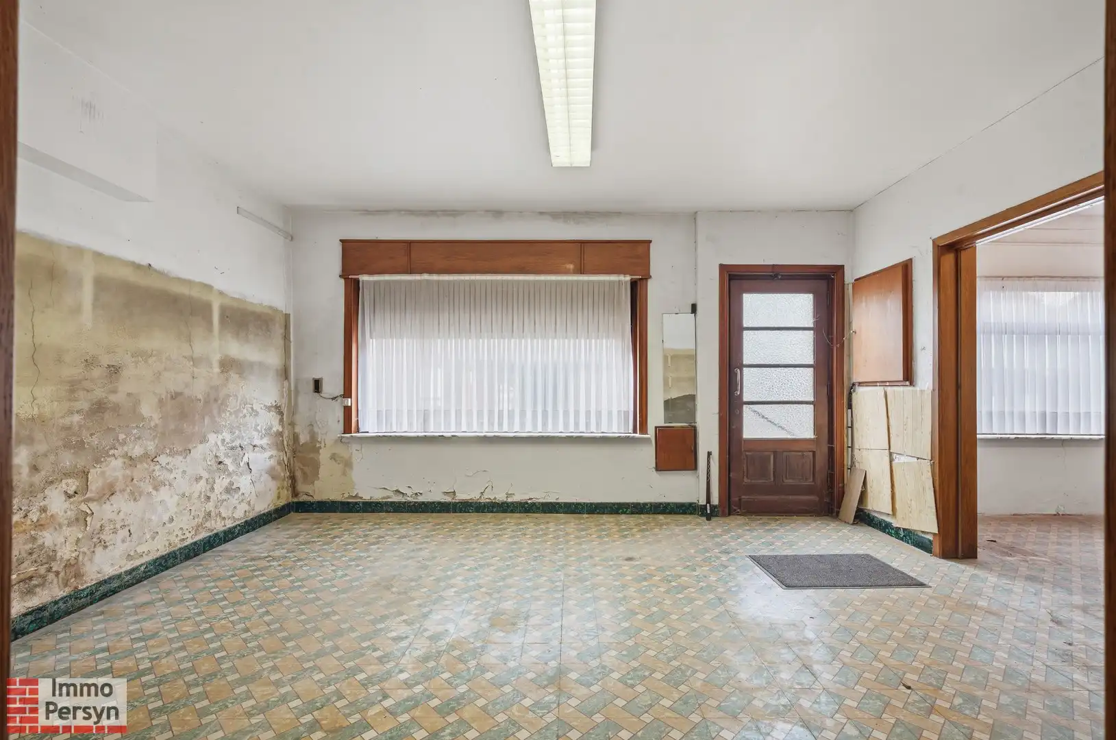 Te renoveren woning met zuidtuin en achteringang met garages foto 2