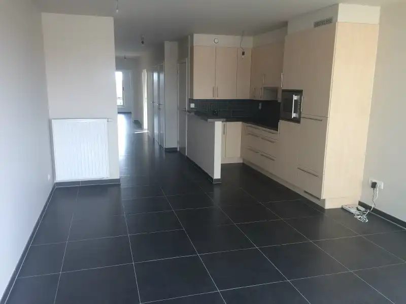 Centraal gelegen appartement met ruime zonneterras en garage vlakbij de K in Kortrijk. foto {{pictureIndex}}