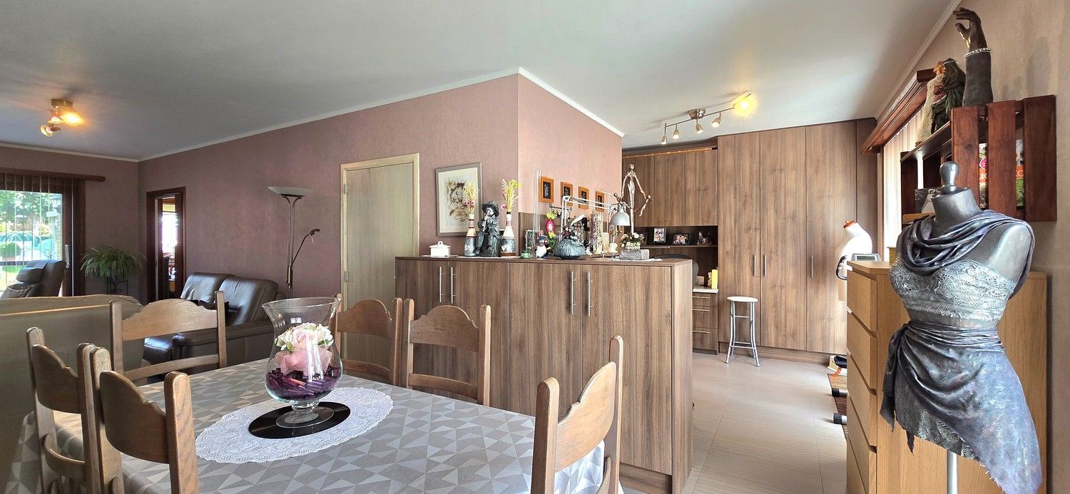 TE KOOP : goed onderhouden 3-gevelwoning, gelegen in een residentiële wijk, vlakbij het centrum van Sterrebeek. foto 3