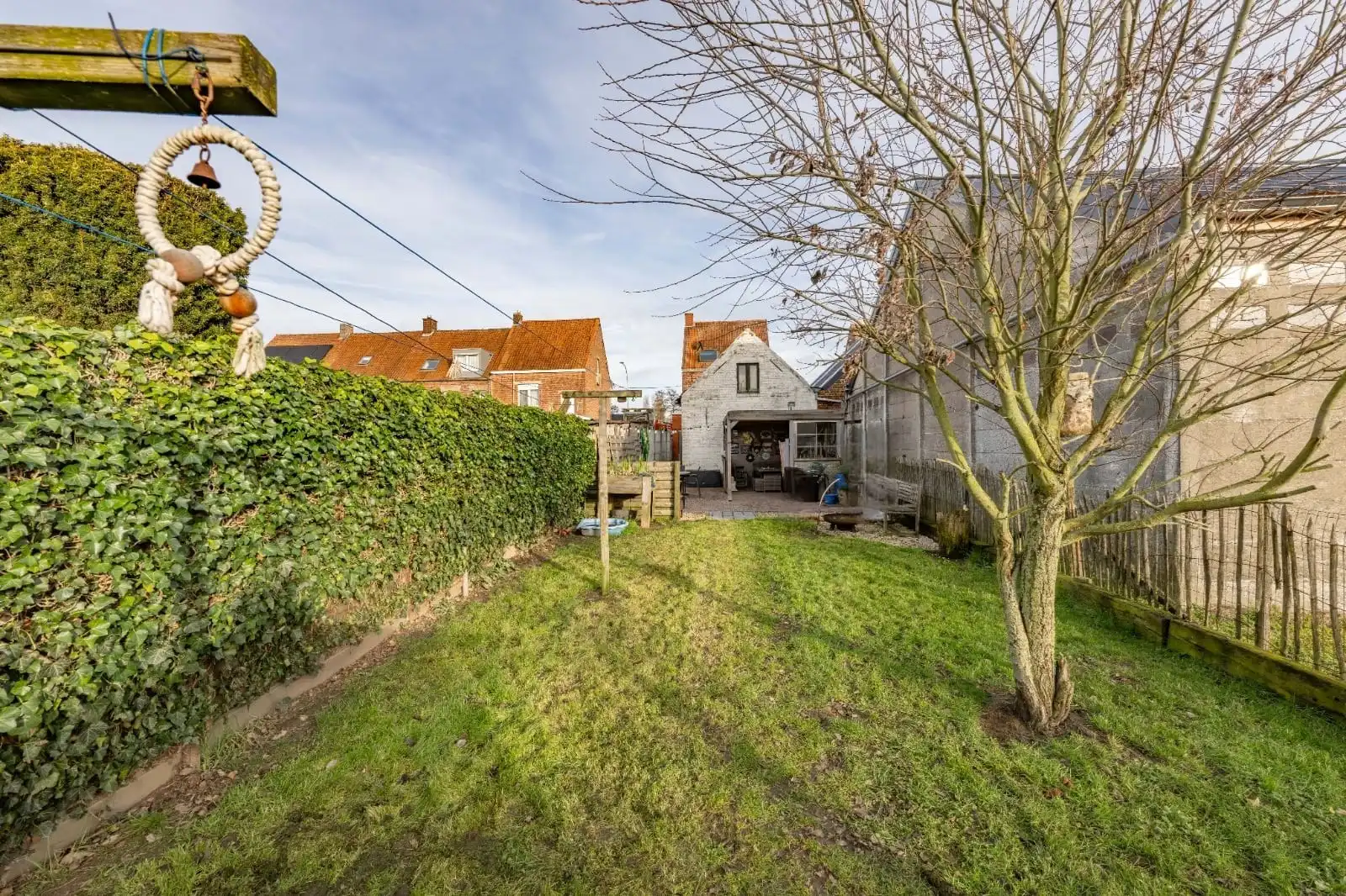 GROTENDEELS GERENOVEERDE GEZINSWONING 2006 MET 3 SLPKS EN TUIN foto 2