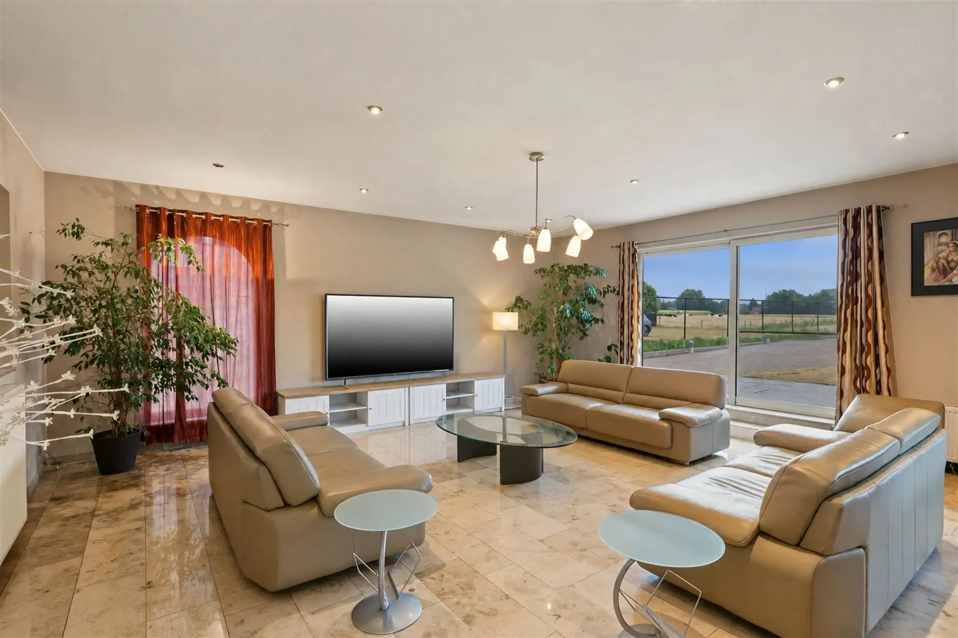Exclusieve villa met panoramisch uitzicht en magazijn.  foto 6