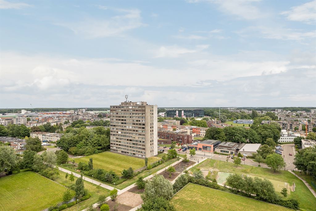 Ruim en lichtrijk appartement met groen uitzicht foto 4
