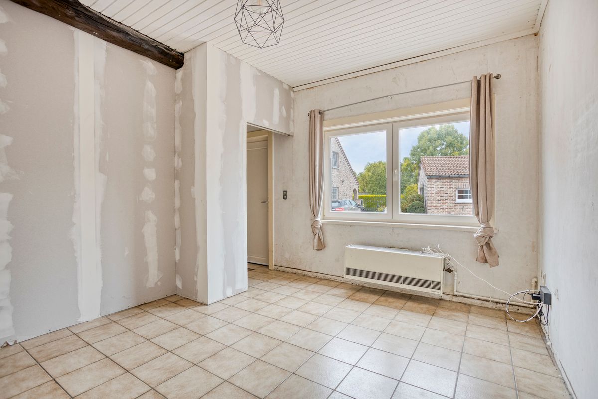 Op te knappen gezinswoning op centrale locatie in Riemst foto 5