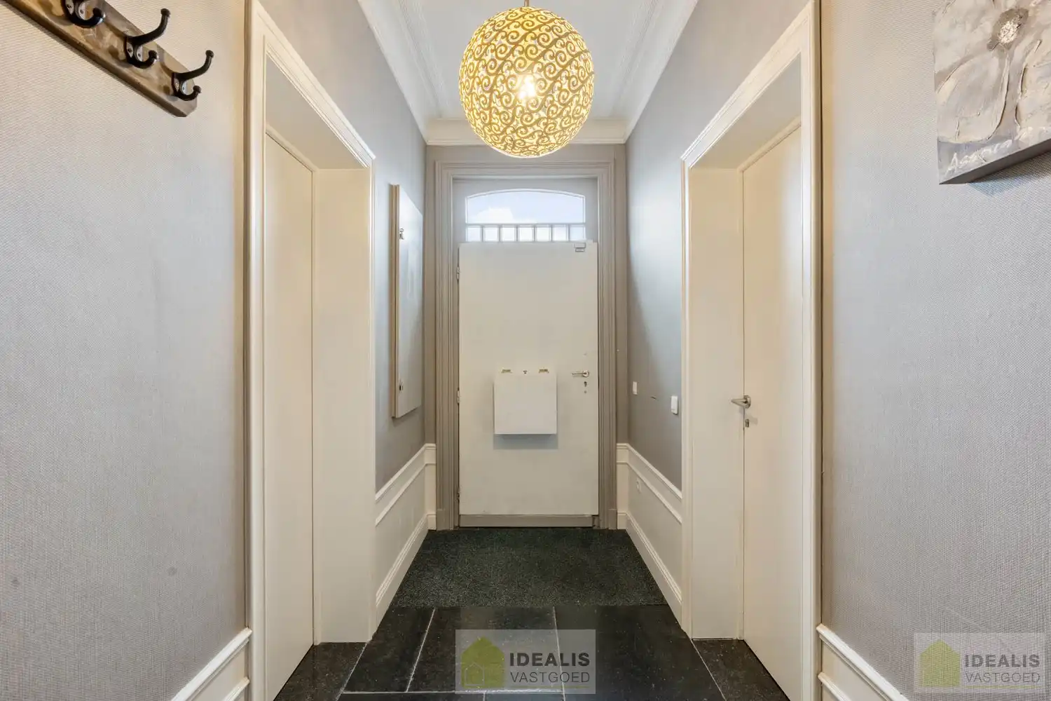 IDEALIS VASTGOED - “Het Brouwershof”, een prachtig pand met een rijke geschiedenis gelegen op het Itterplein op een unieke locatie!! Dit handelspand, een voormalige brasserie, omvat maar liefst ca.420m² bruikbare oppervlakte en is momenteel ingericht als horecazaak met een ruime brasserie met knappe bar, aansluitend volledig uitgeruste keuken, stijlvol ingerichte sigarenkamer, achterliggend een grote feestzaal,  en een ruim afgesloten terras met overdekte lounge. Daarnaast wordt ook het gerenoveerde duplex appartement, gelegen op de 1ste en 2de verdieping van maar liefst ca.155m² bewoonbare oppervlakte en voorzien van een ruime woonkamer met aansluitend keuken, badkamer voorzien van bad en douche, 3 slaapkamers en ruim dakterras aangeboden. Uiterst geschikt voor kandidaten op zoek naar een handelspand met woonst op een toplocatie midden in hartje Opitter, Bree! foto 24