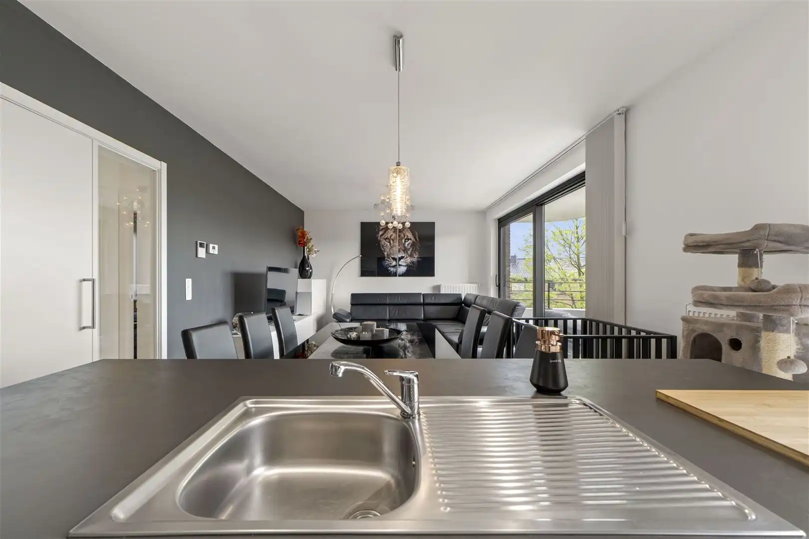 TE KOOP: Modern 1-slaapkamerappartement met zuidgericht terras te Hasselt! foto 4