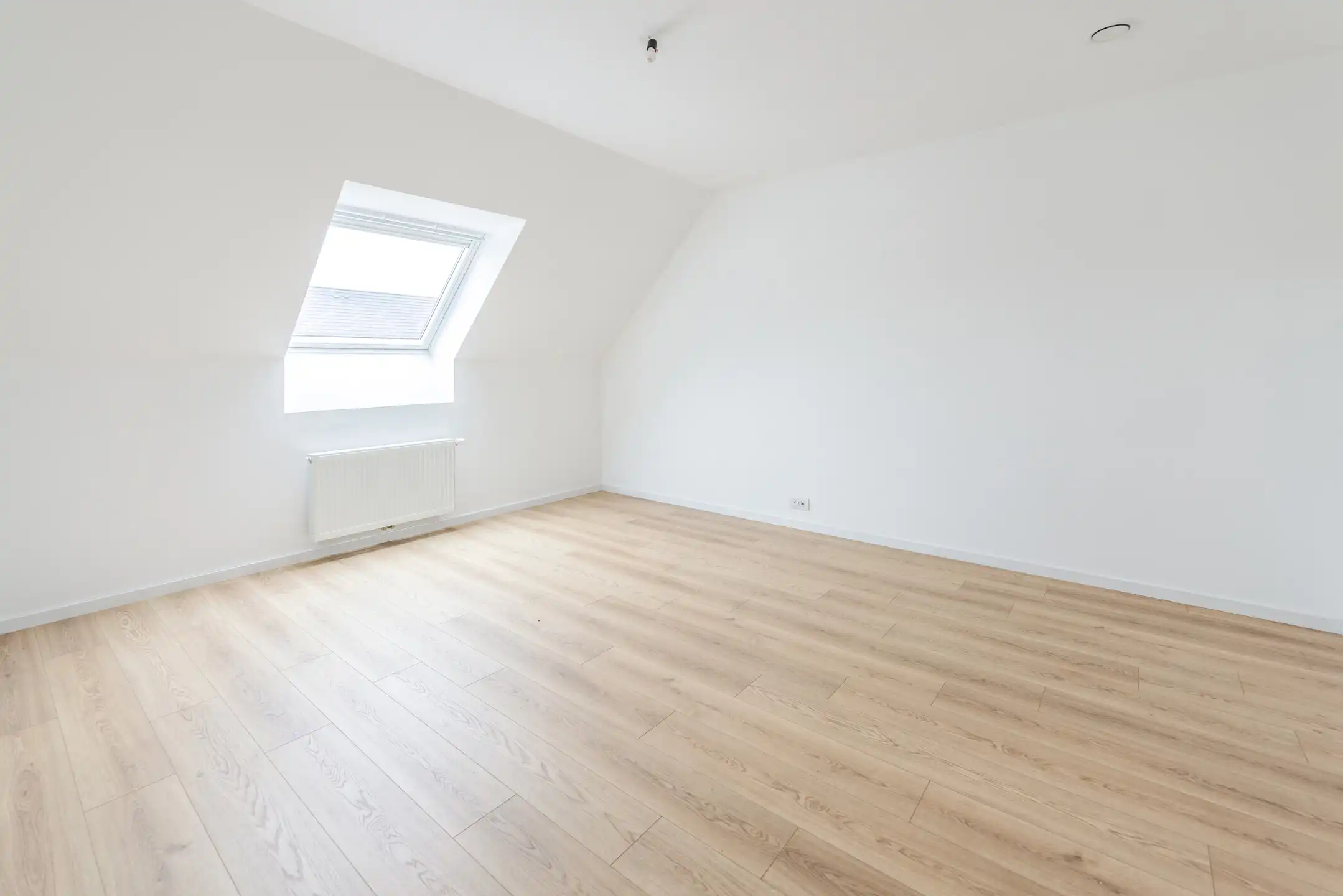 Halfopen woning met ruime tuin op rustige locatie foto 20