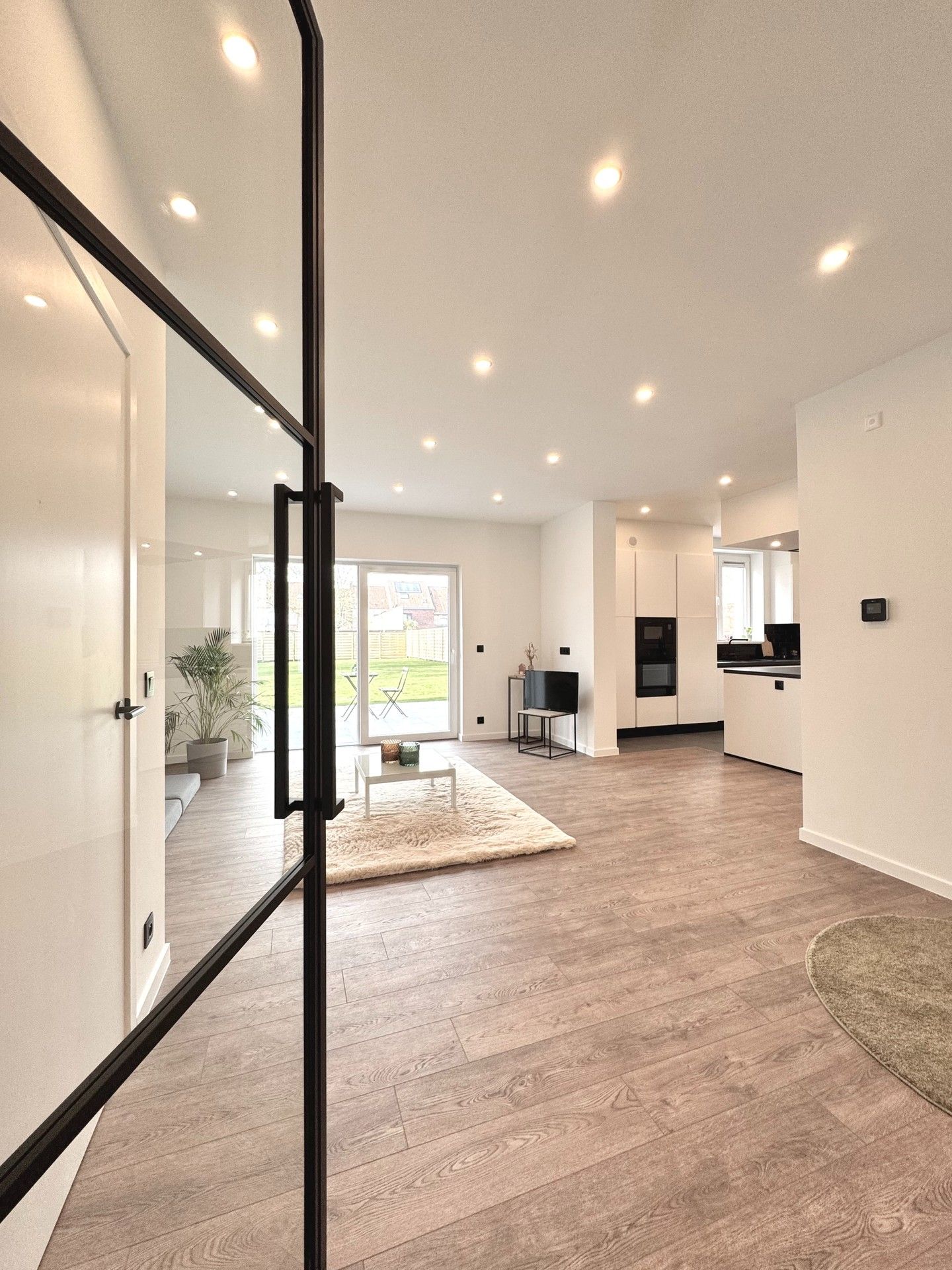 GERENOVEERDE WONING MET GROTE GARAGE foto 11