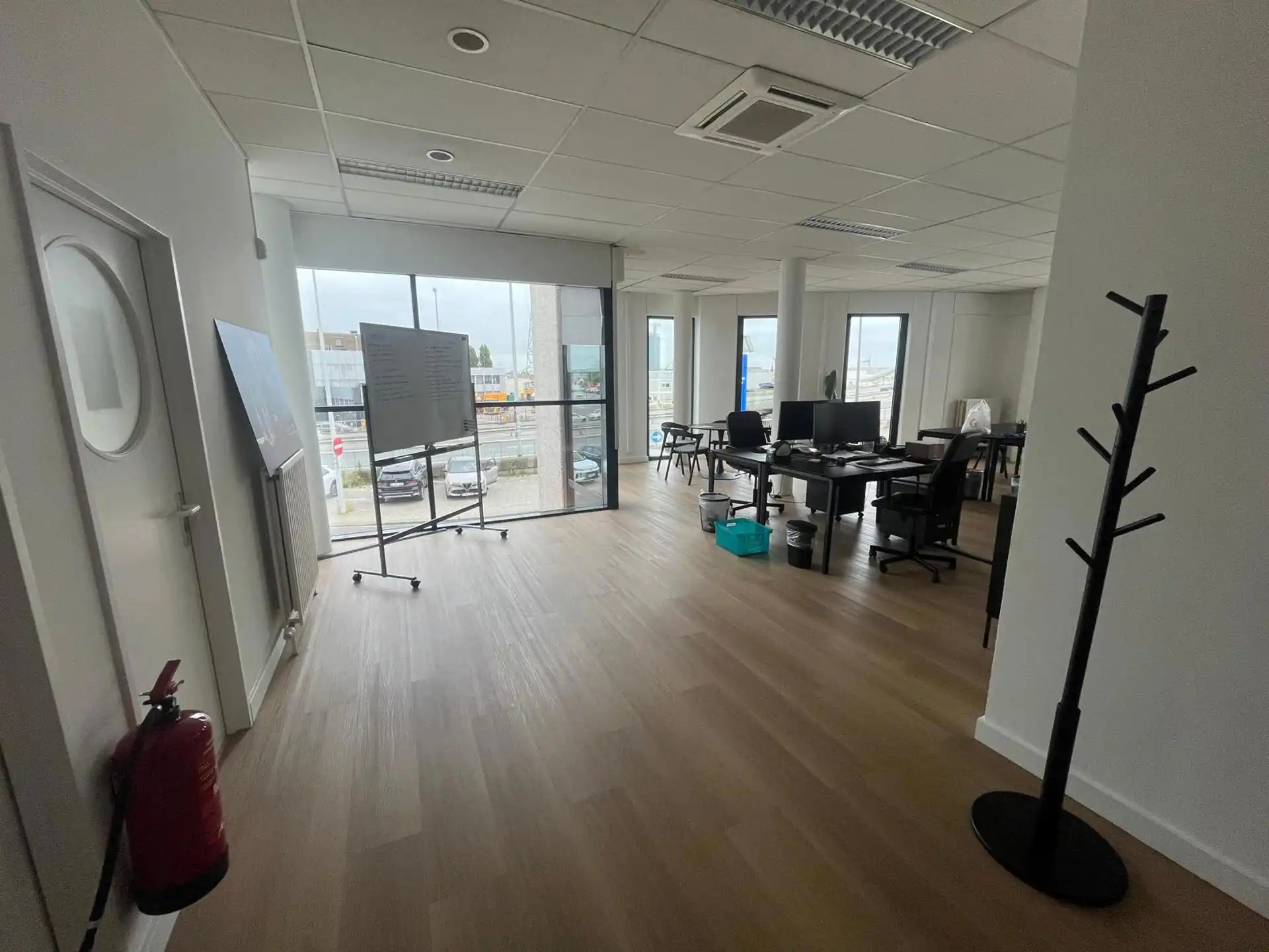Haven-Antwerpen: magazijn met 3 poorten en moderne kantoorruimte foto 6