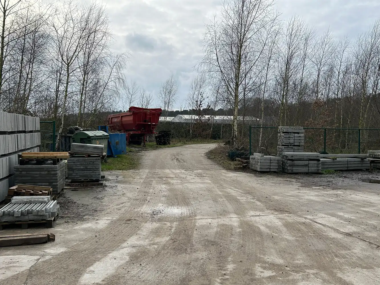 BEDRIJGSPANDEN MET KANTOREN EN MACHINES EN ROLLEND MATERIEEL foto 24