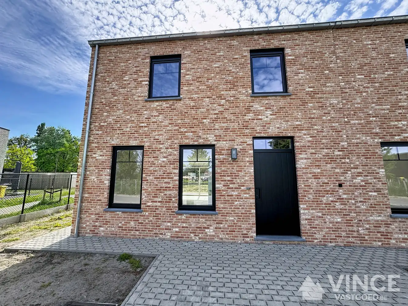 Prachtige ruime nieuwbouwwoning foto {{pictureIndex}}