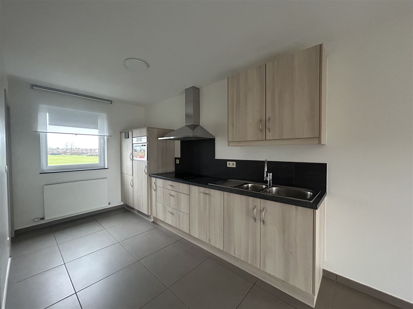 Ruim duplexappartement met 2 slaapkamers, terras, autostaanplaats en kelderberging. foto 4