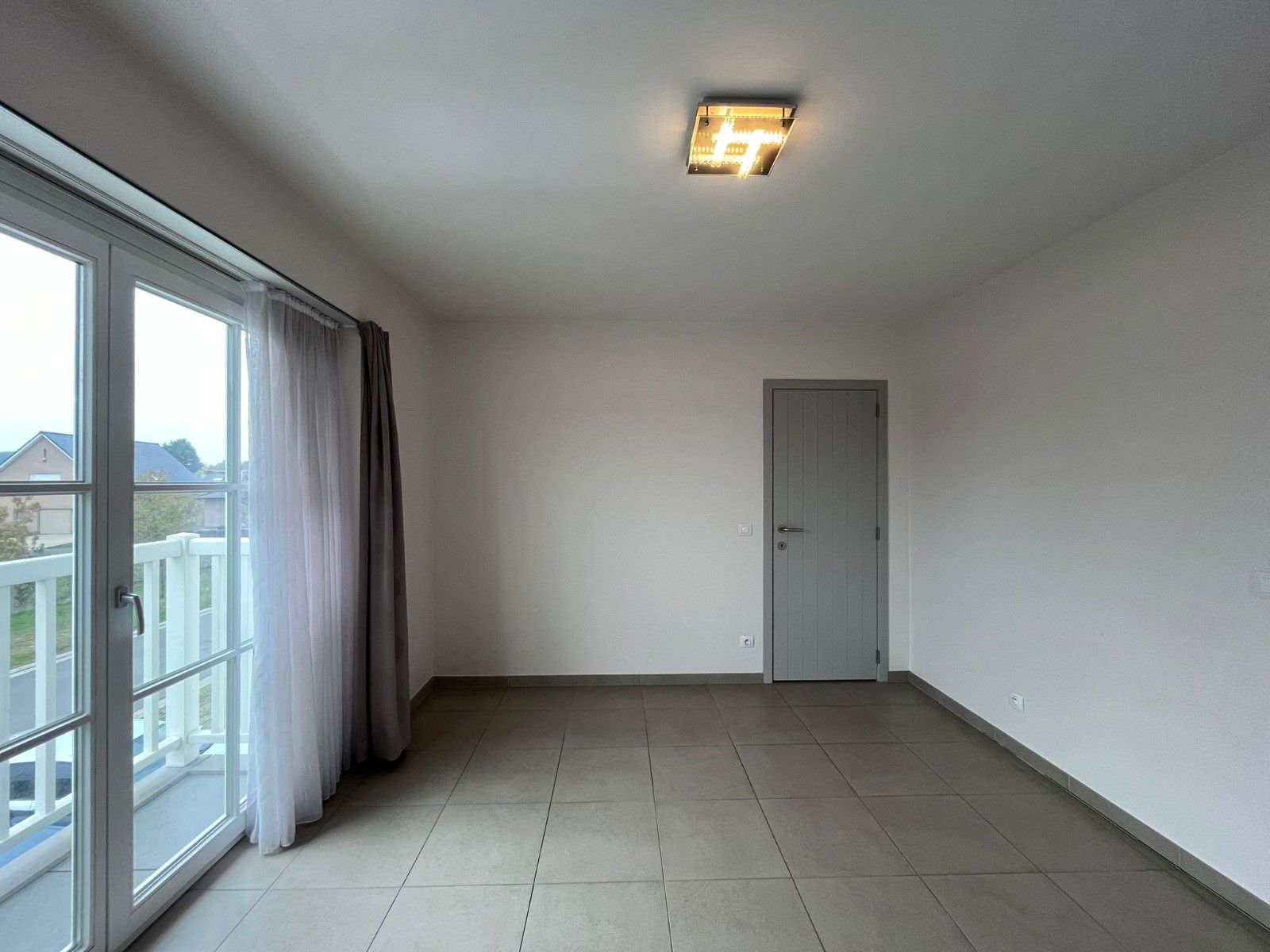 Te koop - 2 slaapkamersappartment met dubbele garage foto 3