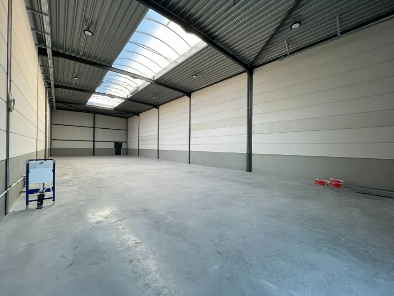 Nieuwbouw loods met visibiliteit te huur van 293 m² met 3 parkeerplaatsen in KMO Park RIVA. foto 7