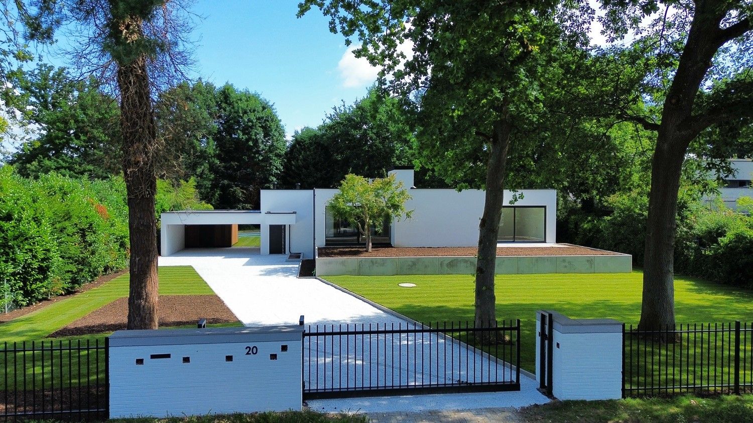 Exclusieve villa met zwembad en topafwerking op 16a50ca in Maasmechelen foto {{pictureIndex}}