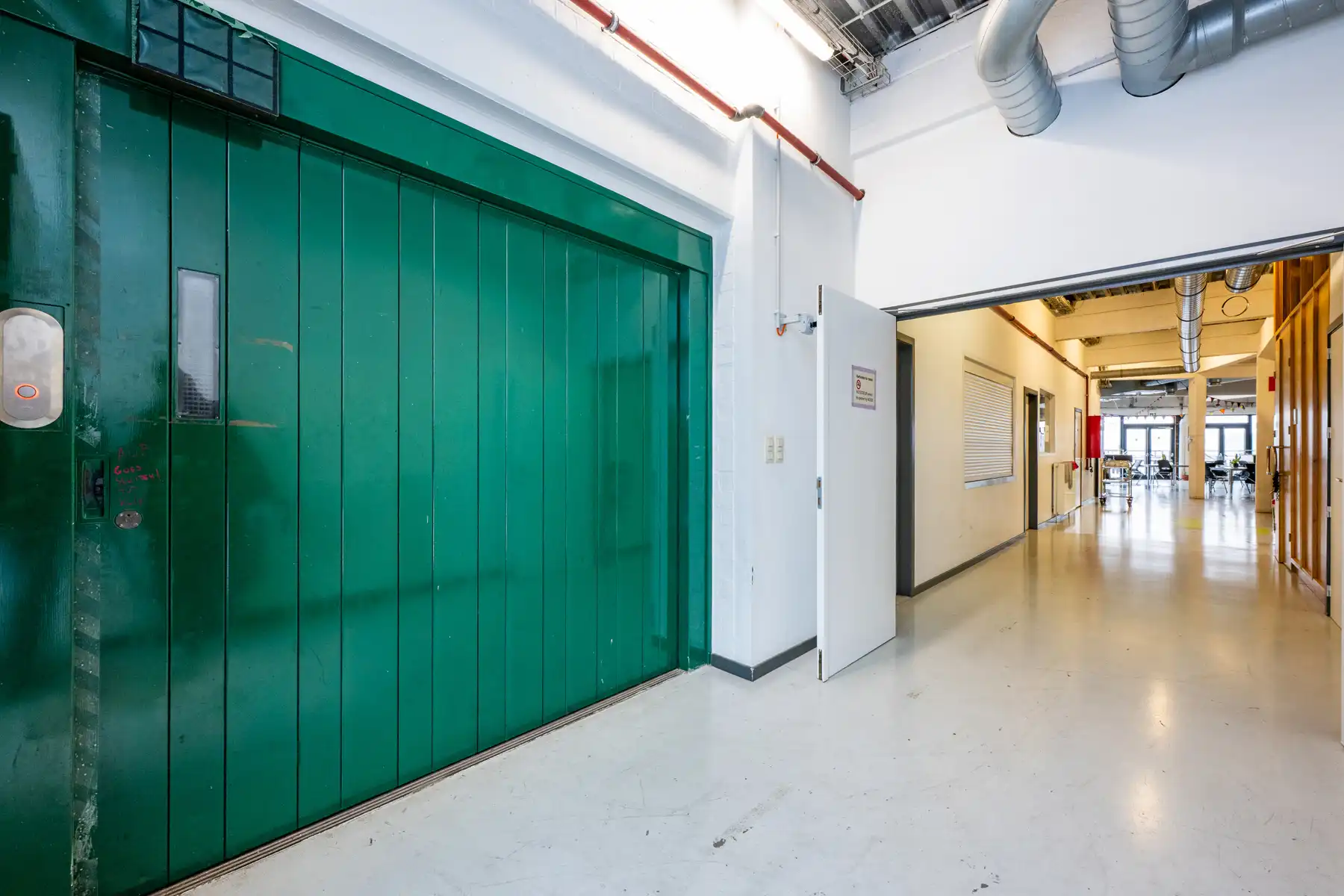 Ruim en veelzijdig bedrijfspand met parking en opslag foto 66