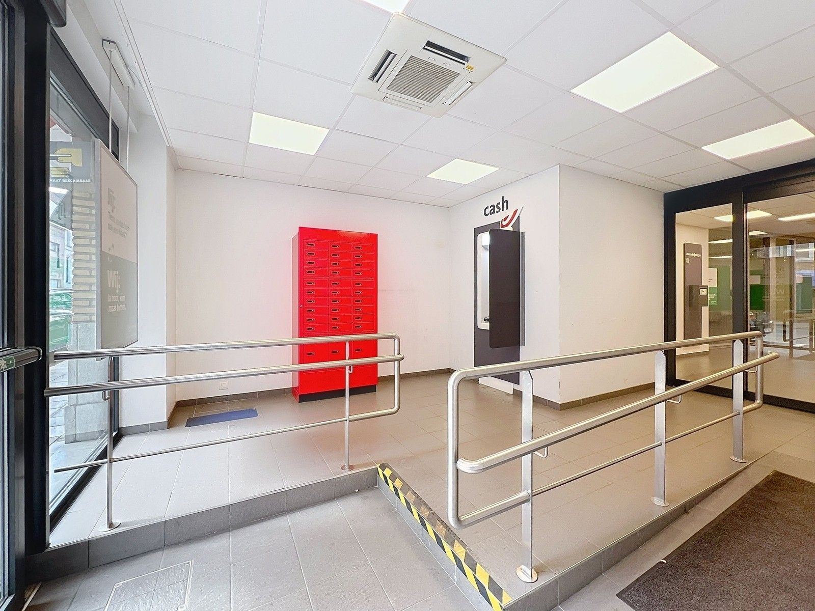 VERHUURD OPBRENGSTEIGENDOM: handelsgelijkvloers (238m²), kwalitatieve huurder BPOST op COMMERCIËLE ligging naast Delhaize te Tielt! foto 6