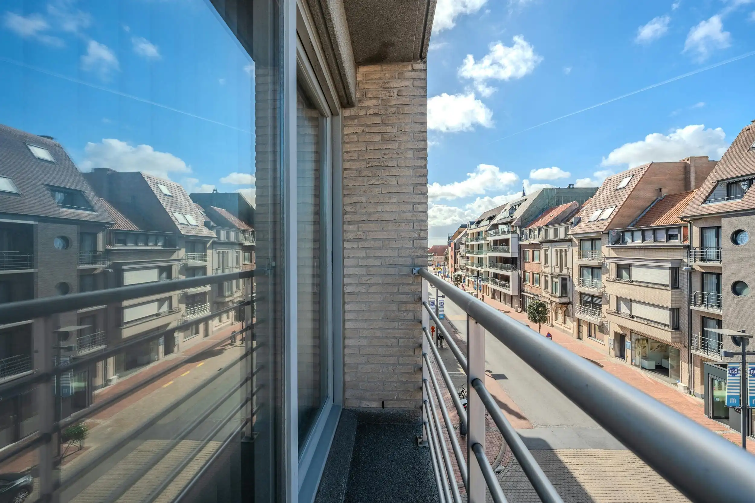 Lichtrijk hoekappartement met twee slaapkamers in het centrum! foto 3