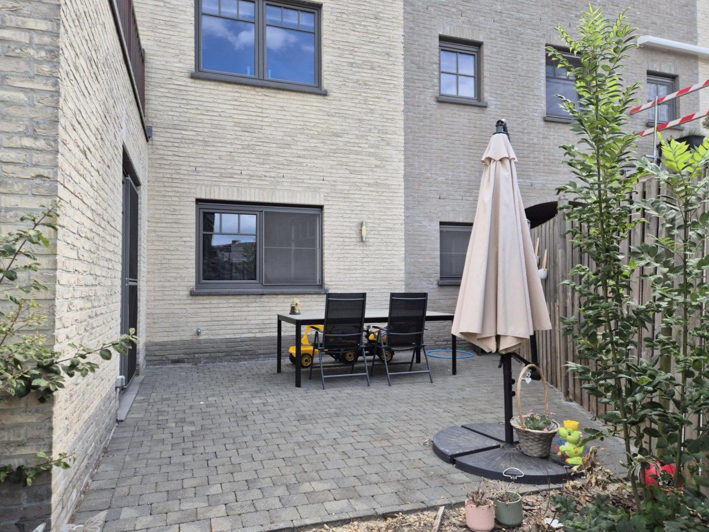 Gelijkvloers appartement met 2 slaapkamers, terras en tuin. foto 3