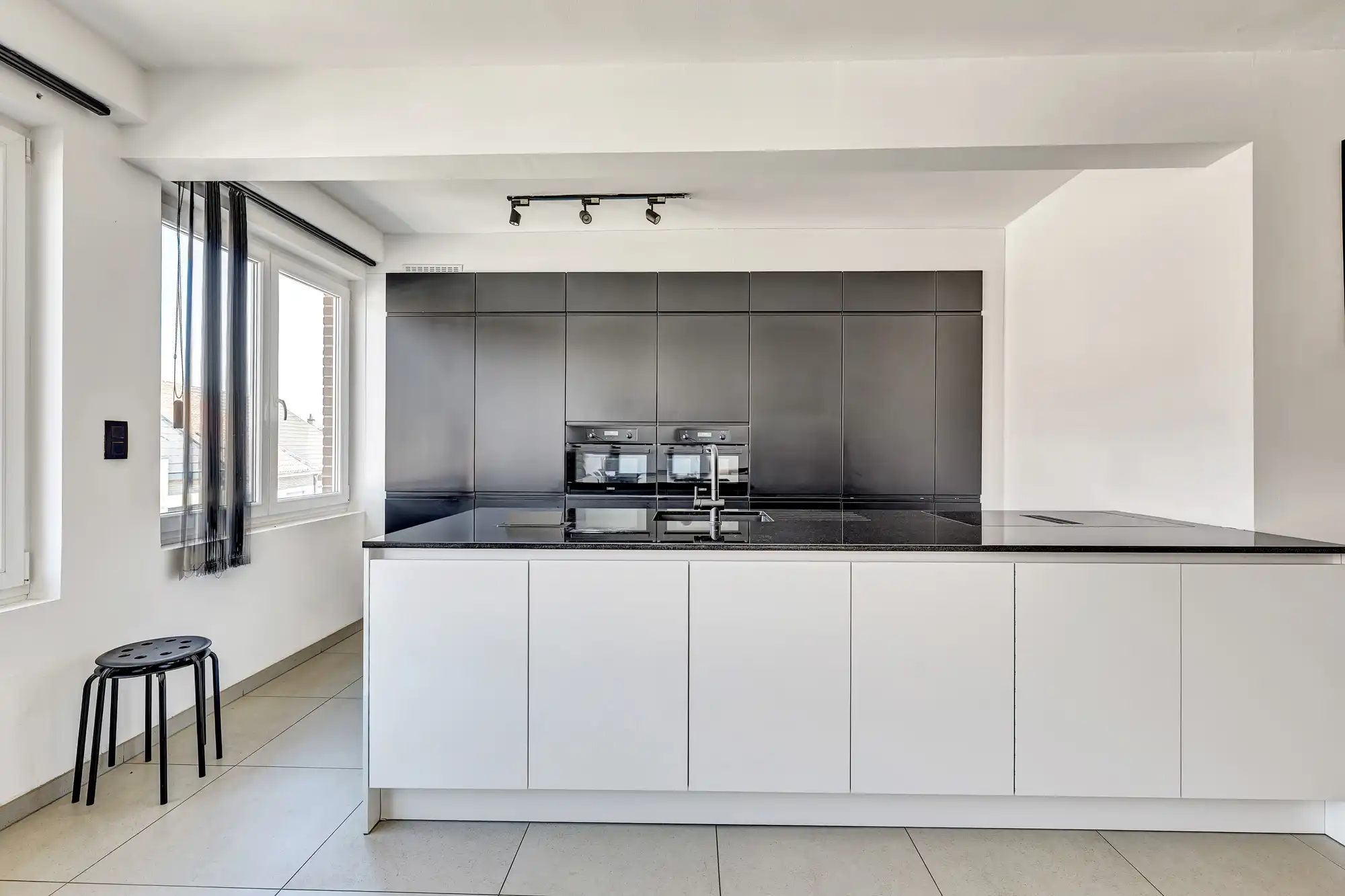Opbrengsteigendom met 2 appartementen en extra studio foto 4