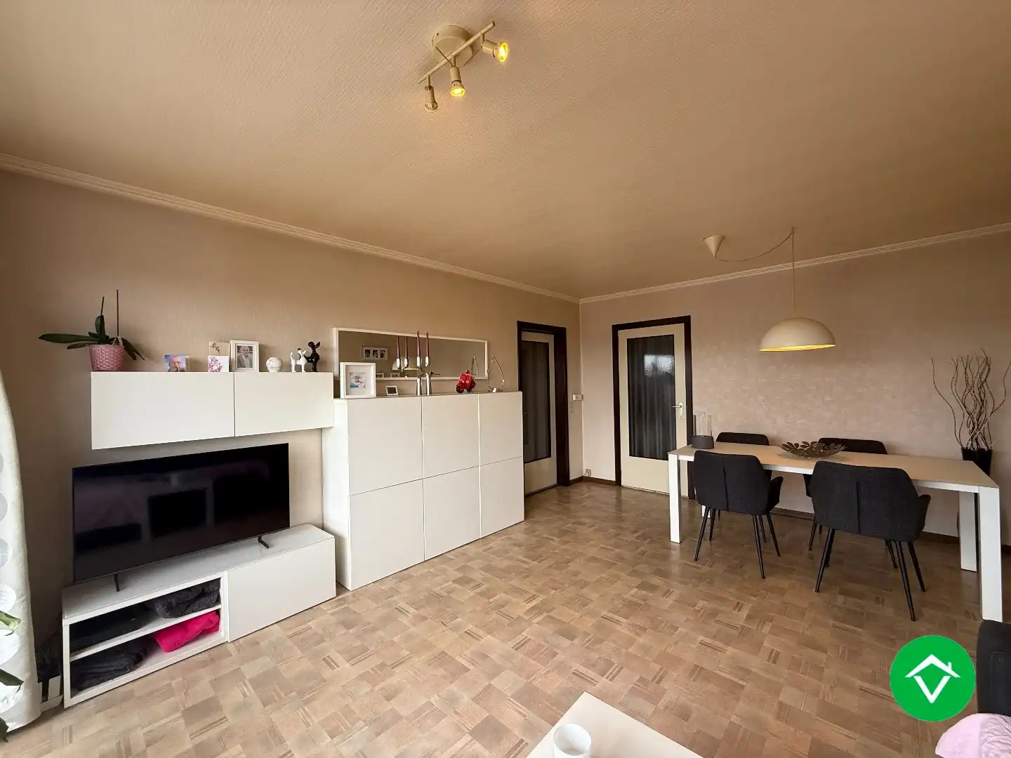 Appartement met twee slaapkamers, terras en autostaanplaats te Roeselare foto 4