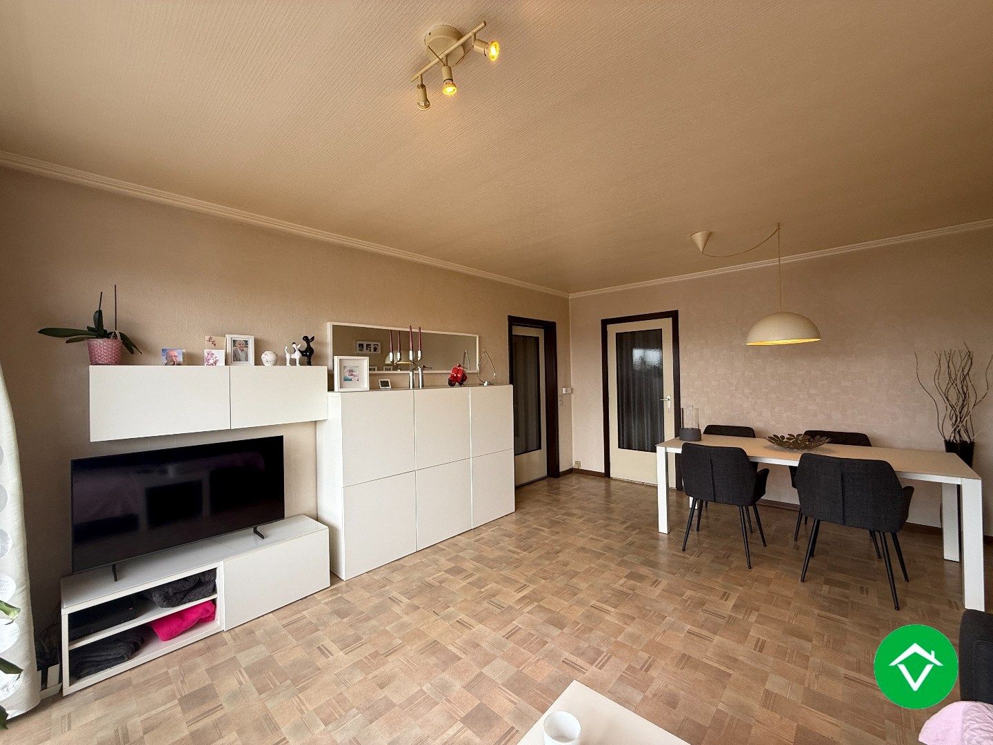 Appartement met twee slaapkamers, terras en autostaanplaats te Roeselare foto 4