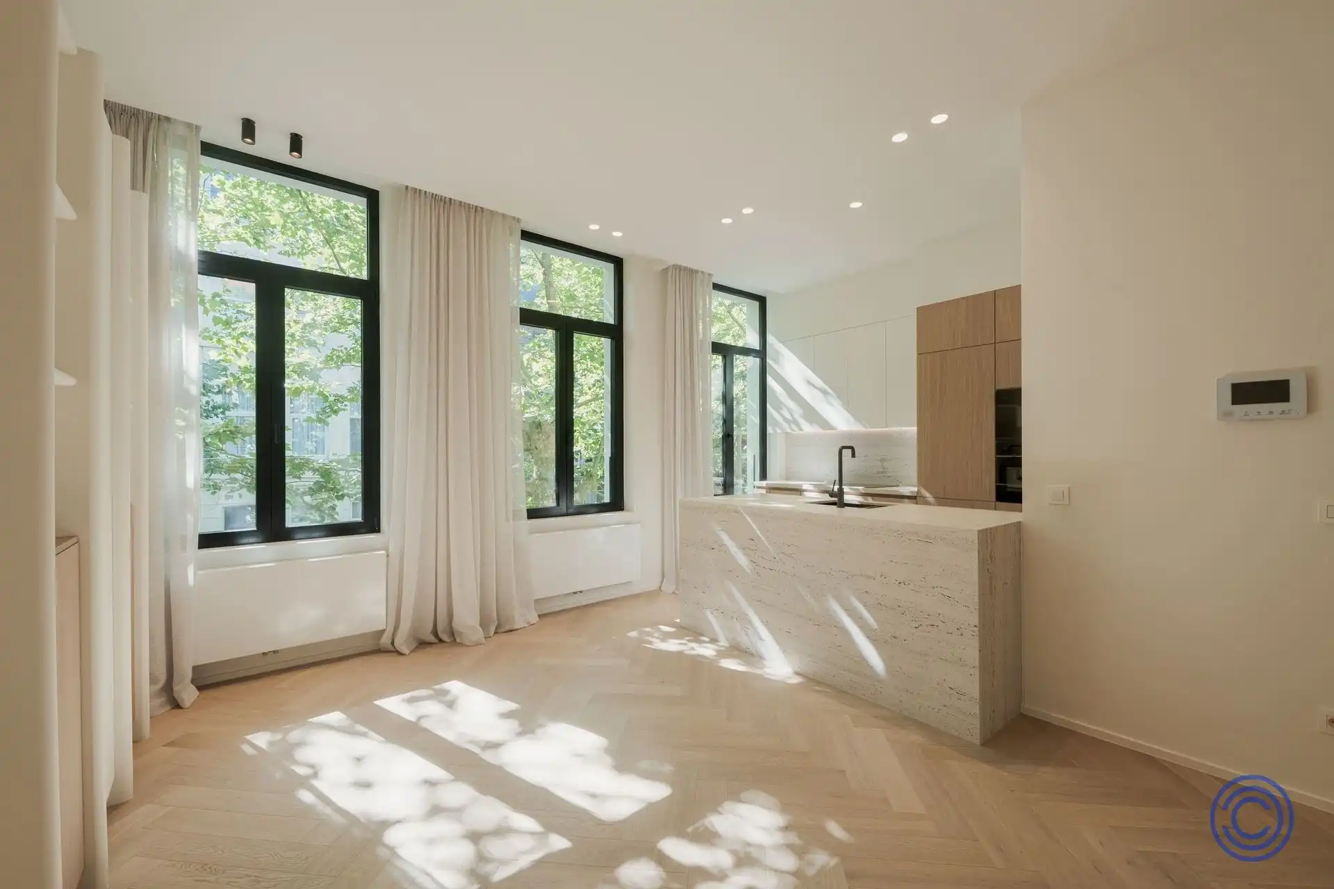 Stijlvol wonen nabij de Marnixplaats – luxueus gerenoveerd appartement met terras foto 6