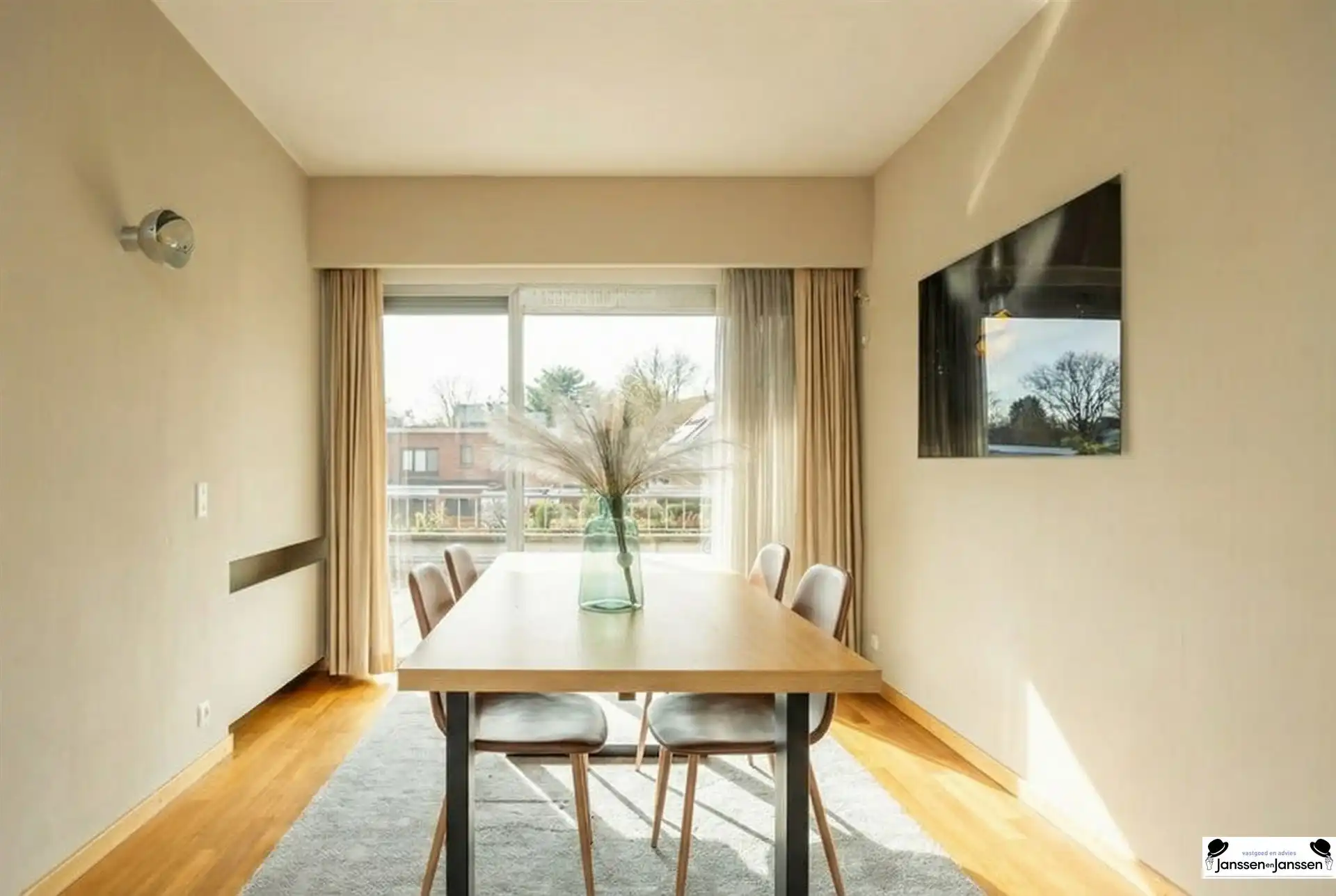 Lichtrijke gezinswoning met tuin in een rustige wijk! foto 2