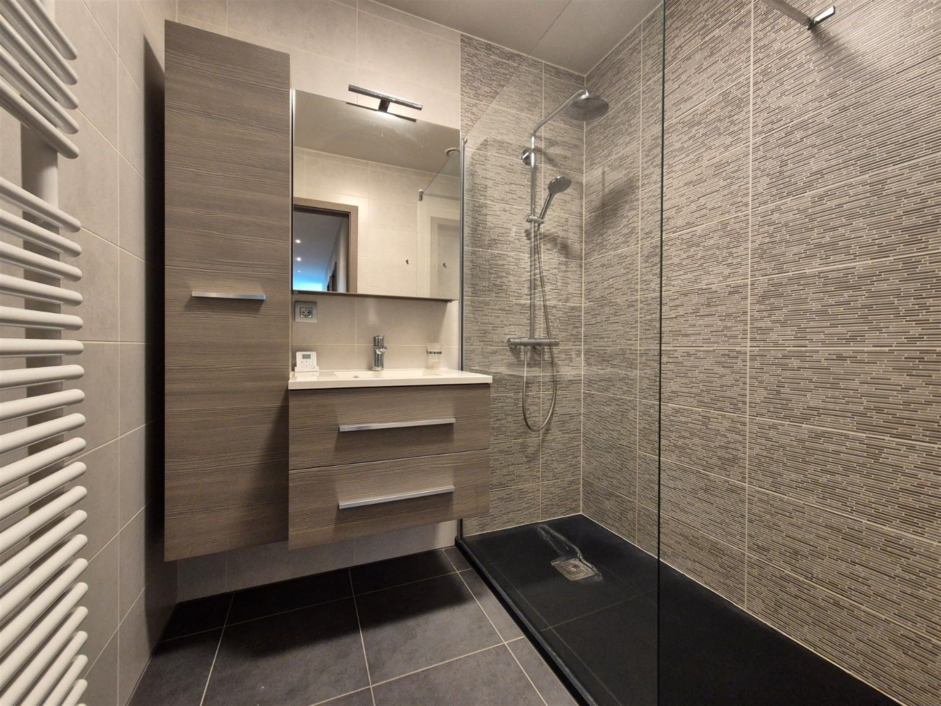 Rijkelijk uitgerust appartement met 2 slaapkamers en terras foto 17