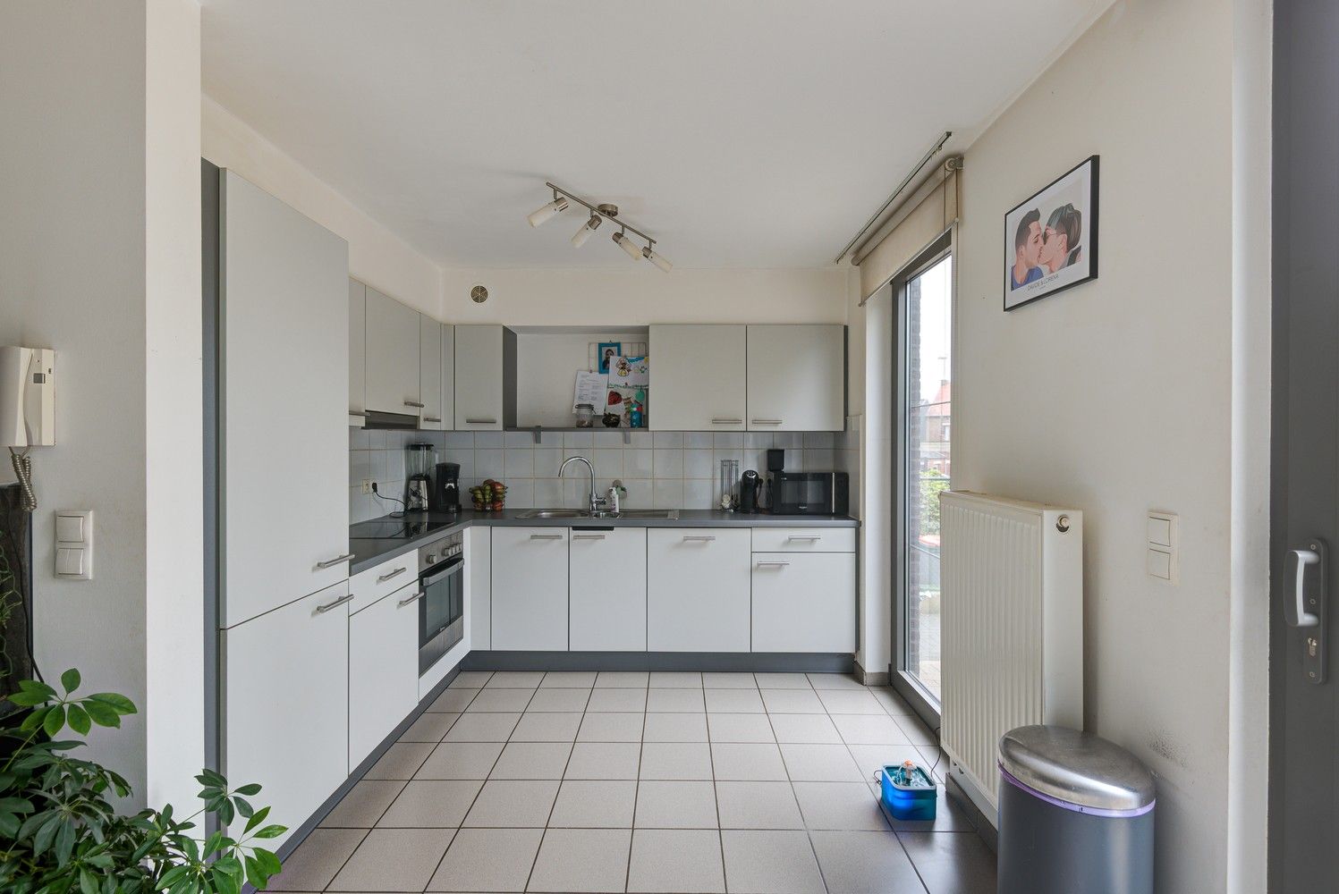GELIJKVLOERS APPARTEMENT MET 2 SLAAPKAMERS, 2 AUTOSTAANPLAATSEN EN ZONNEPANELEN TE GROTE-SPOUWEN foto 5