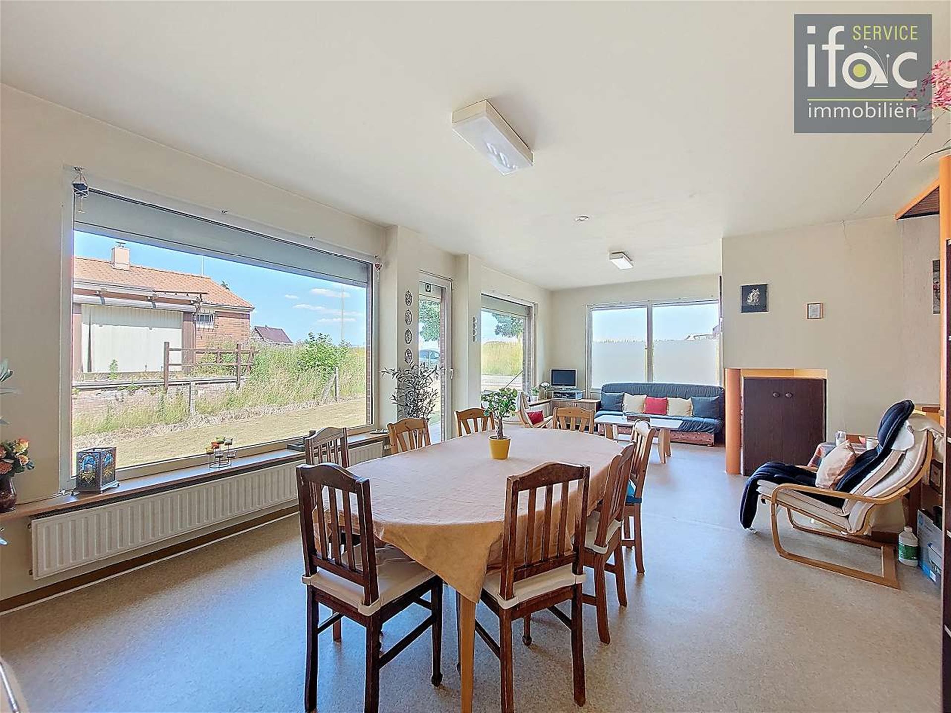 Centraal gelegen driegevelwoning met mooie tuin op ±7a foto 8