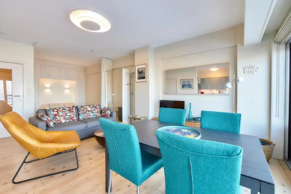 INSTAPKLARE STUDIO MET SCHITTEREND ZICHT OP ZEE  foto 8