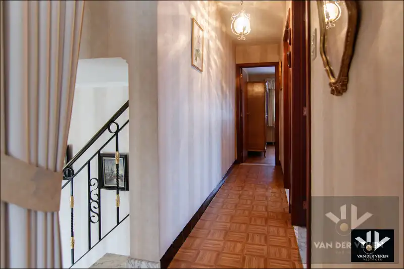 SPLIT-LEVEL WONING OP PERCEEL VAN 07a80ca ZEER GOEDE BEREIKBAARHEID foto 9