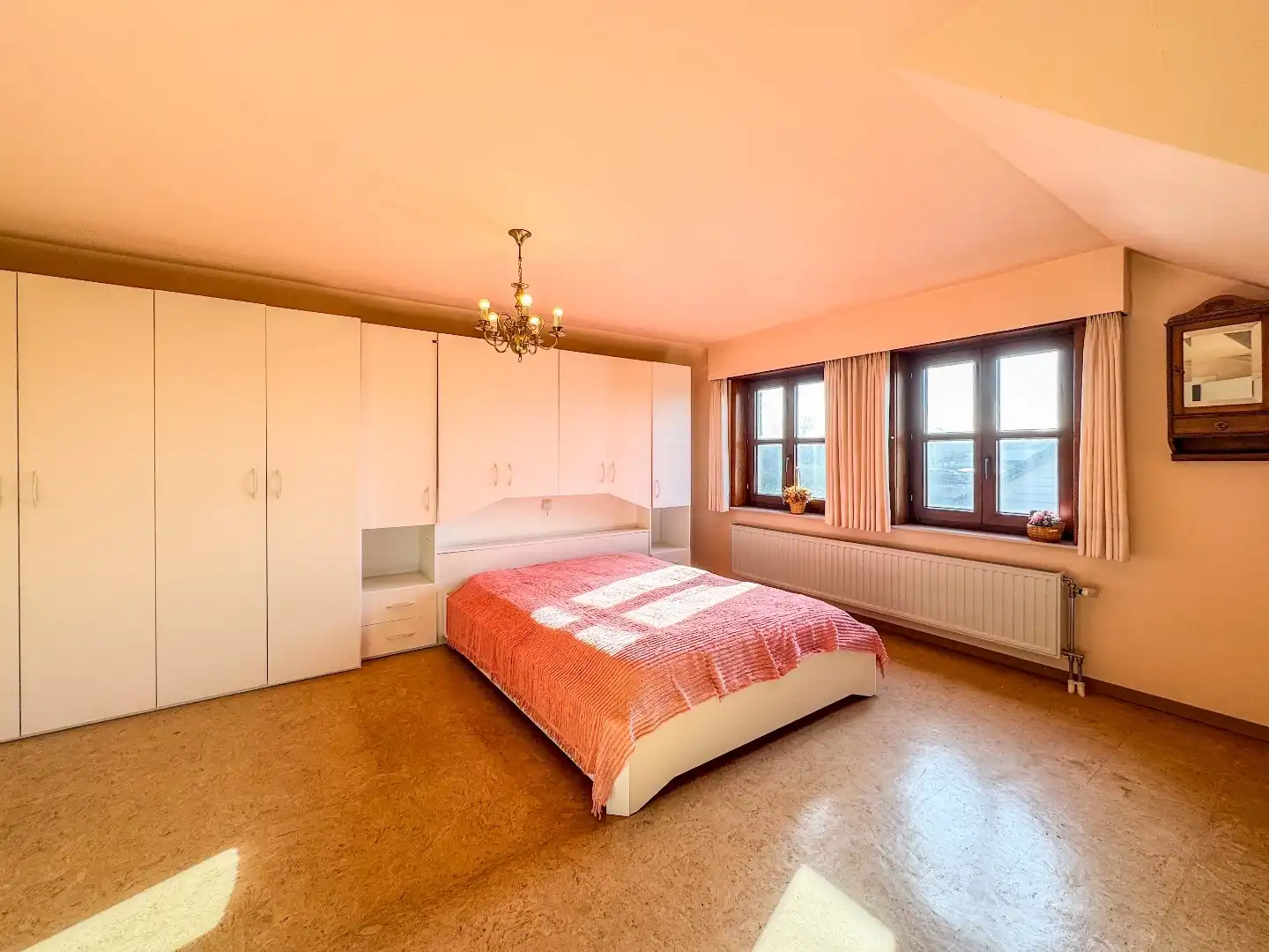 Ruime villa met 3 slaapkamers, ruime garage en tuin. foto 19