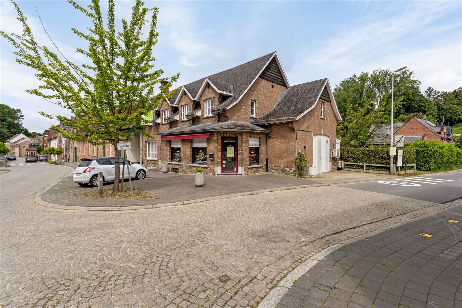 Ruime woning met 5 slaapkamers en aparte handelsruimte + tuin foto 1