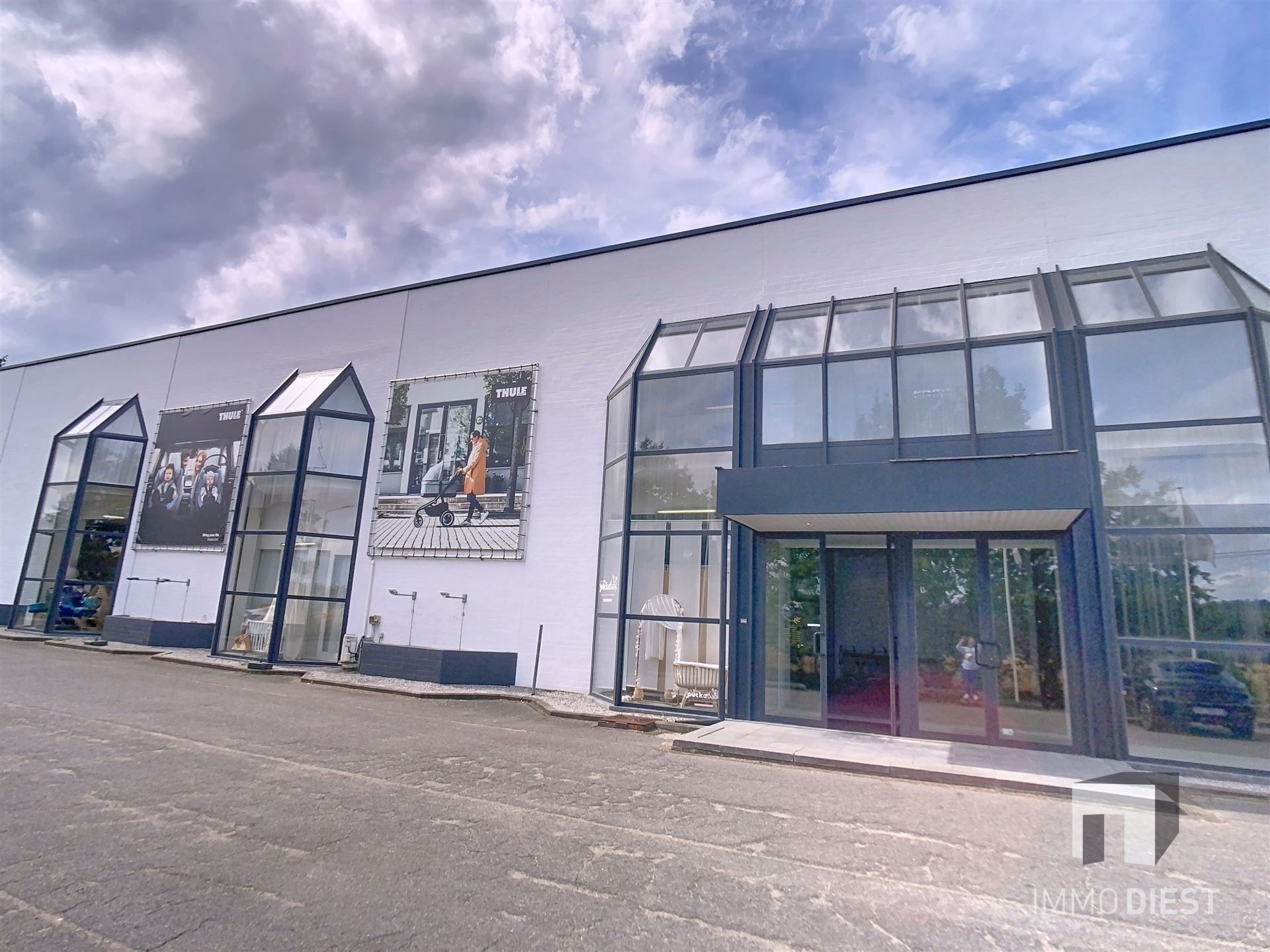 Handelspandvan 1633 m2 met ruime parking langs verbindingsweg foto 3